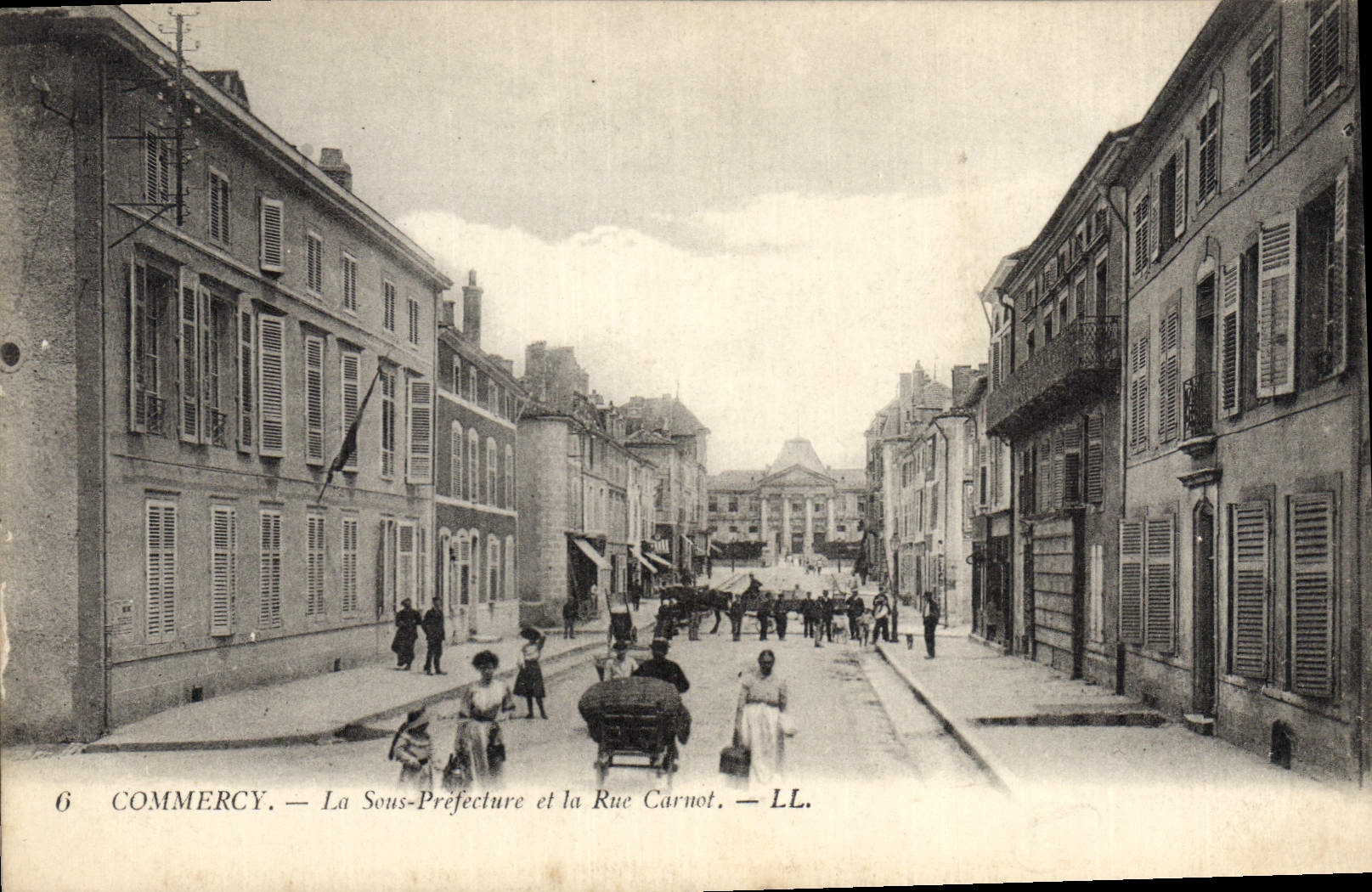 CPA Commercy La Sous Prefecture et la rue Carnot 