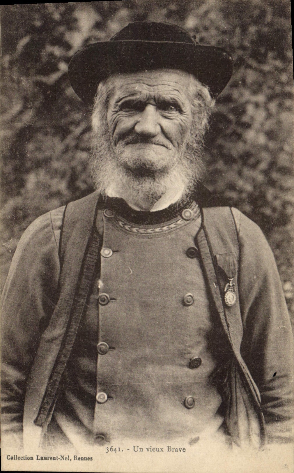 CPA Folklore Un vieux brave Militaria Medaille 