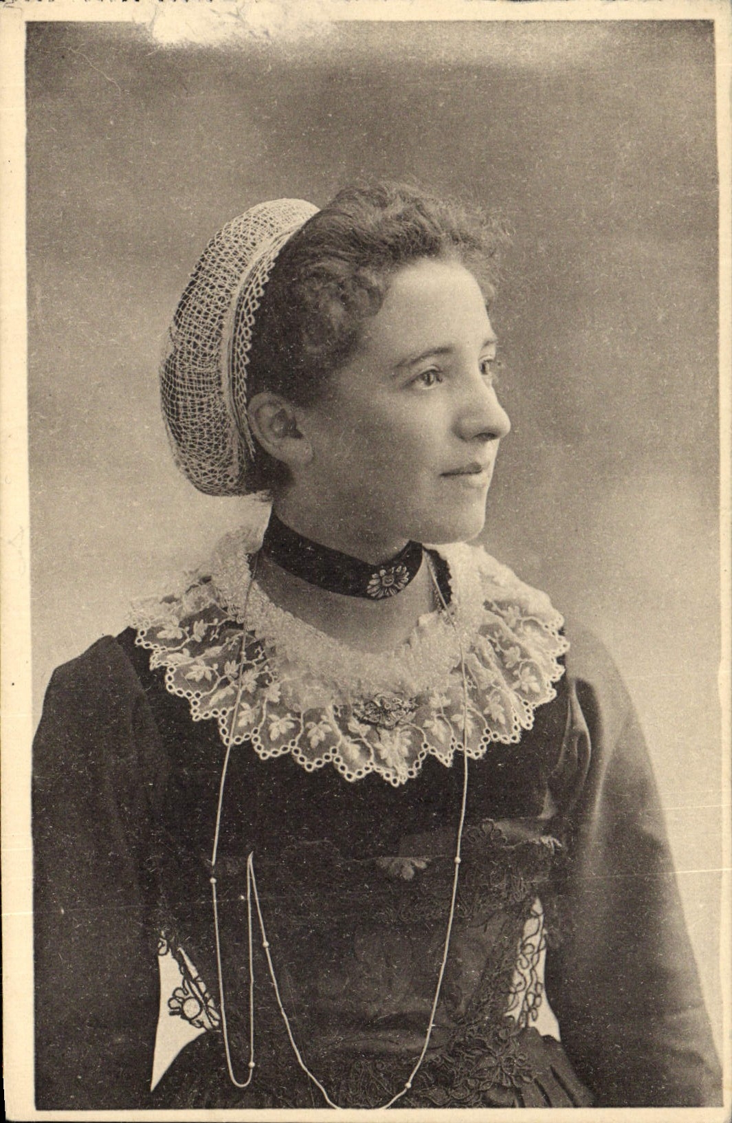 CPA Folklore Costume de Huelgoat et Carhaix Etude de la coiffe 