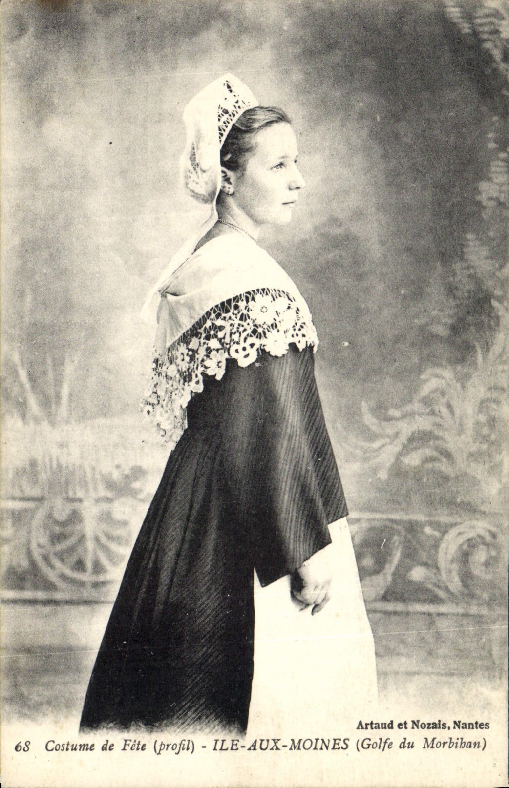 CPA Folklore Costume de fete Ile aux Moines Golfe du Morbihan 
