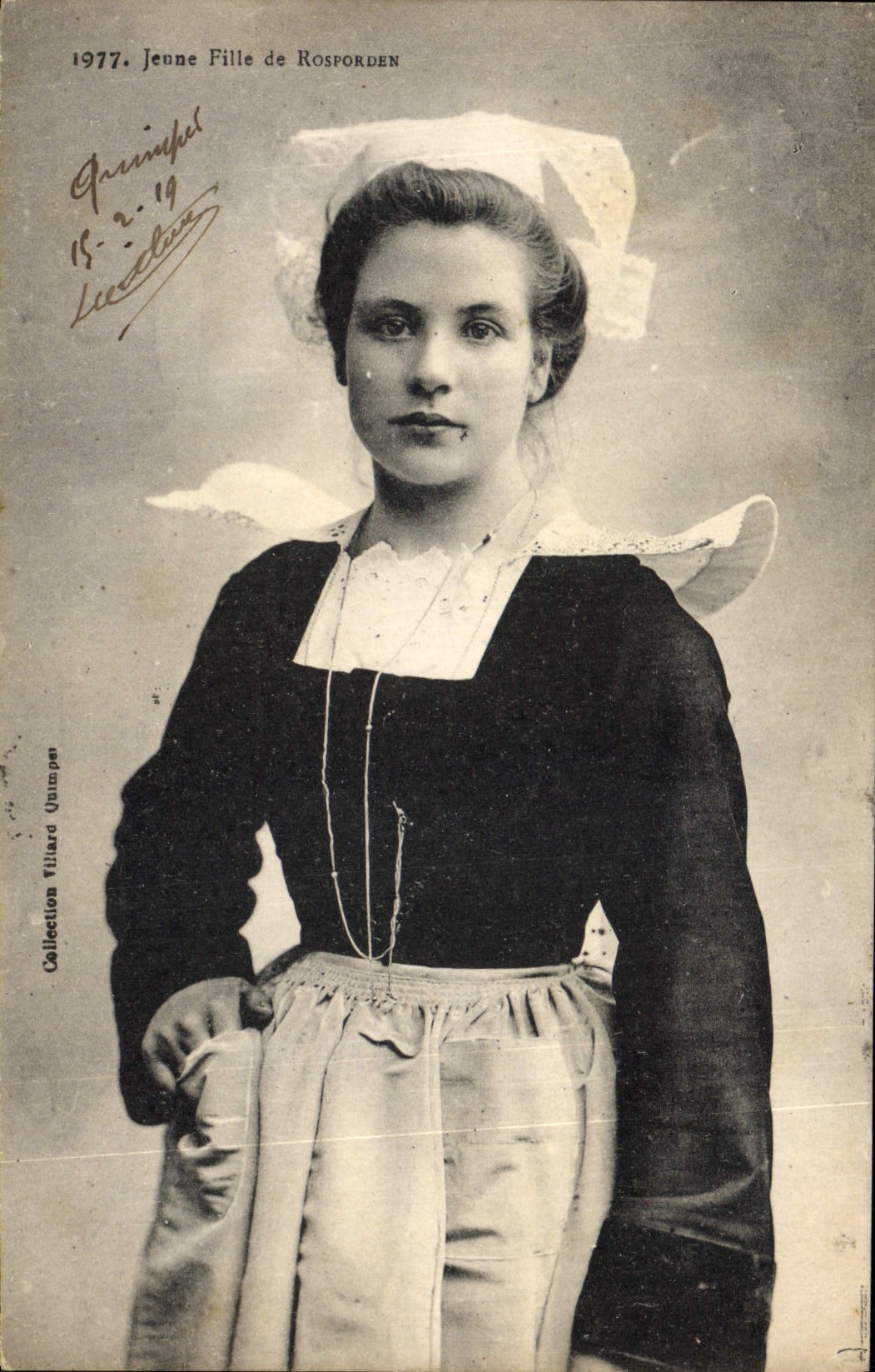CPA Folklore Jeune fille de Rosporden 