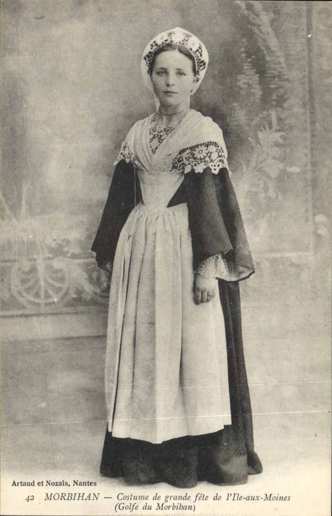 CPA Folklore Morbihan Costume de grande fete de L'Ile aux Moines Golfe du Morbihan  