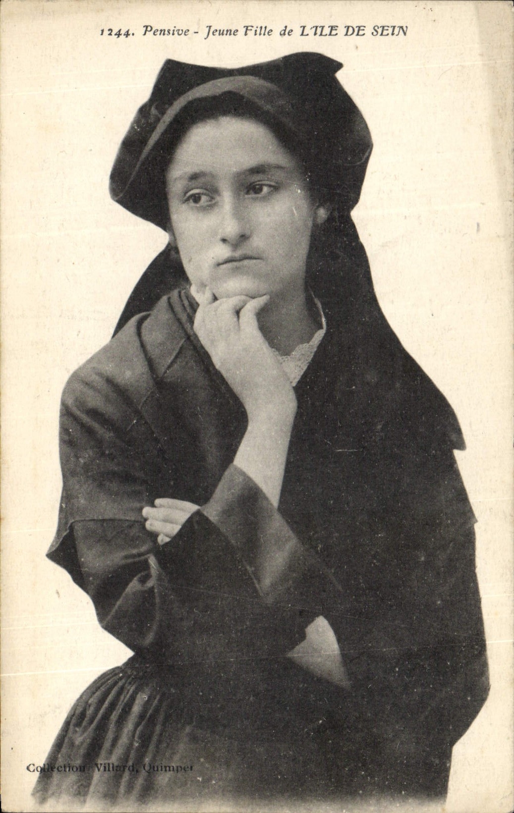 CPA Folklore Pensive Jeune fille de l'Ile de Sein 