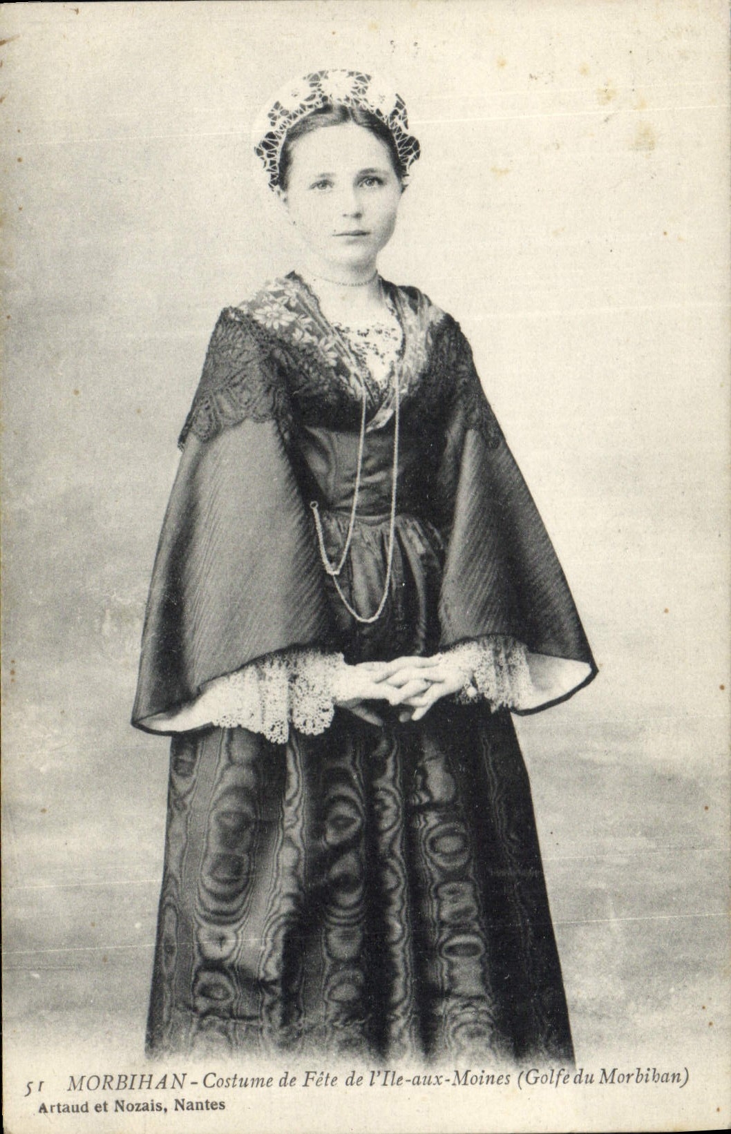 CPA Folklore Morbihan Costume de fete de l'Ile aux Moines Golfe du Morbihan 