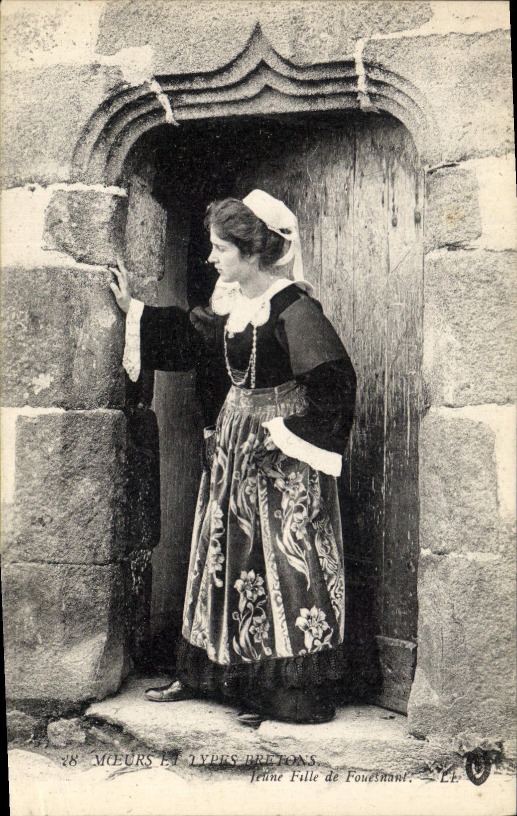 CPA Folklore Jeune fille de Fouesnant 