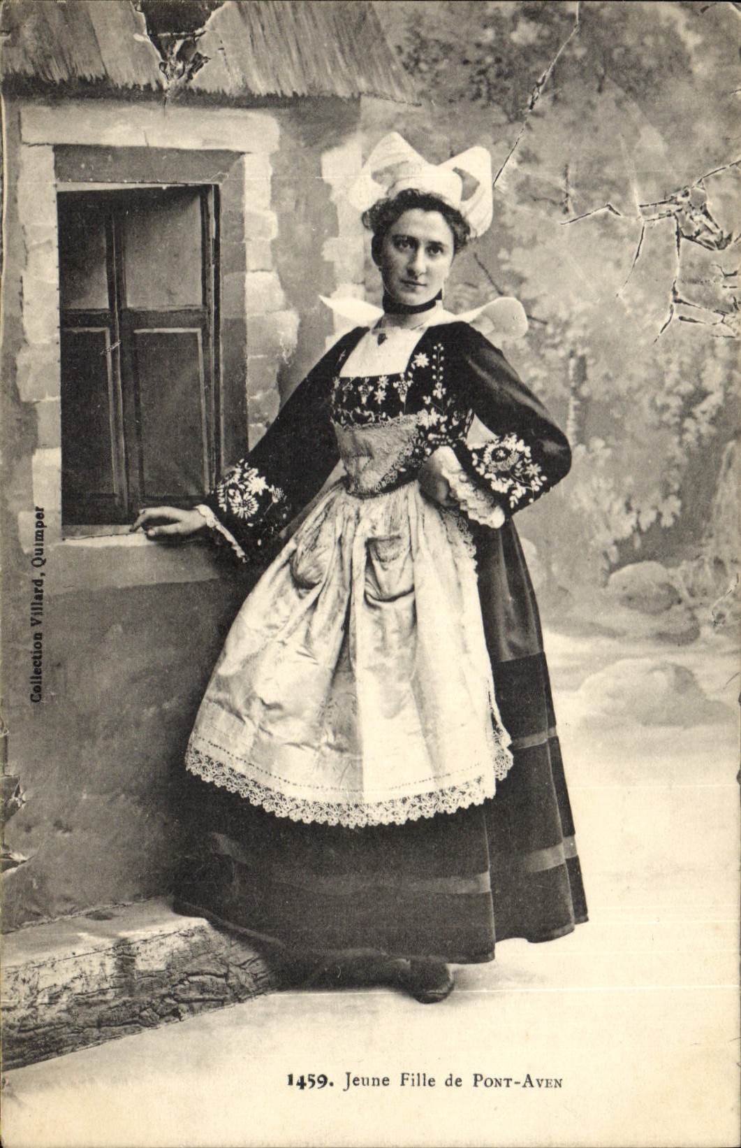 CPA Folklore Jeune fille de Pont Aven 