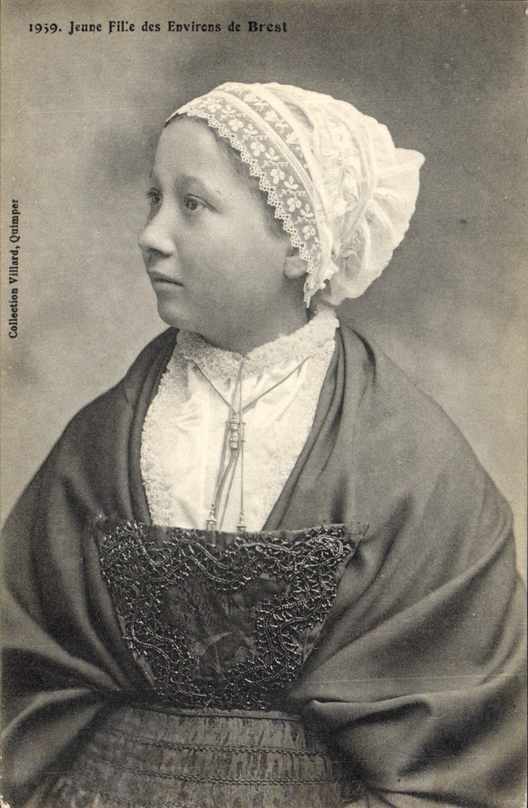 CPA Folklore Jeune fille des environs de Brest 
