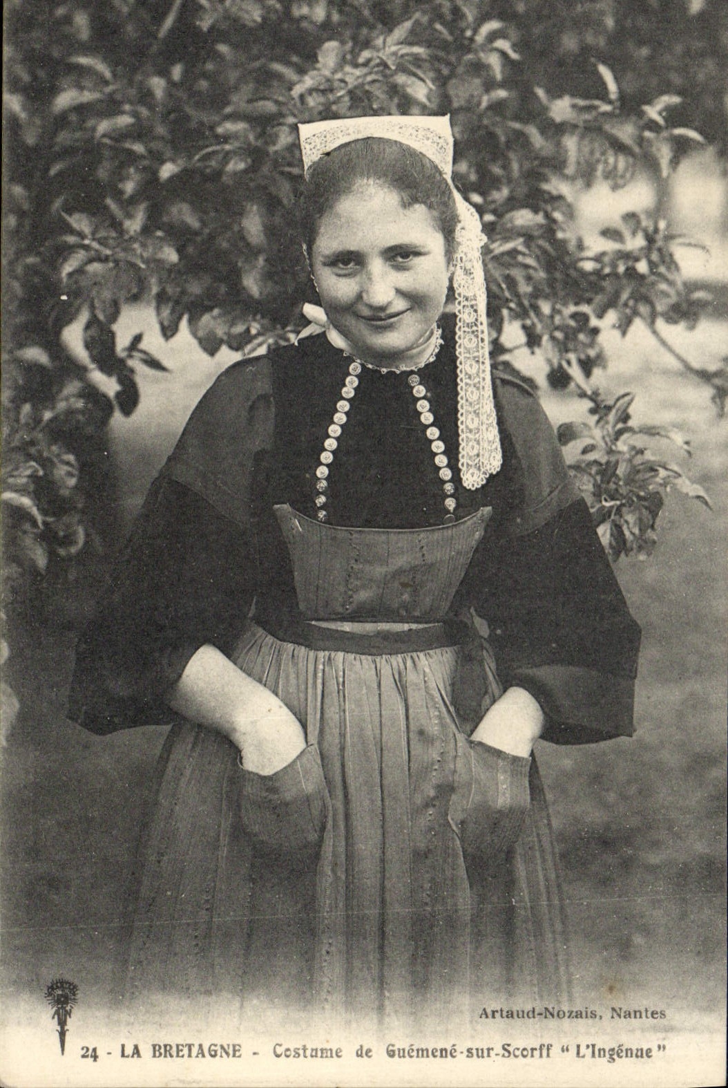 CPA Folklore Costume de Guemene surScorff L'Ingenue 
