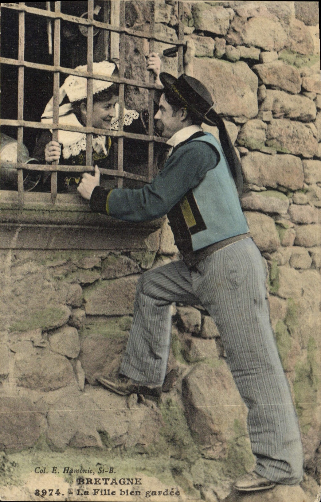 CPA Folklore Bretagne La fille bien gardee 