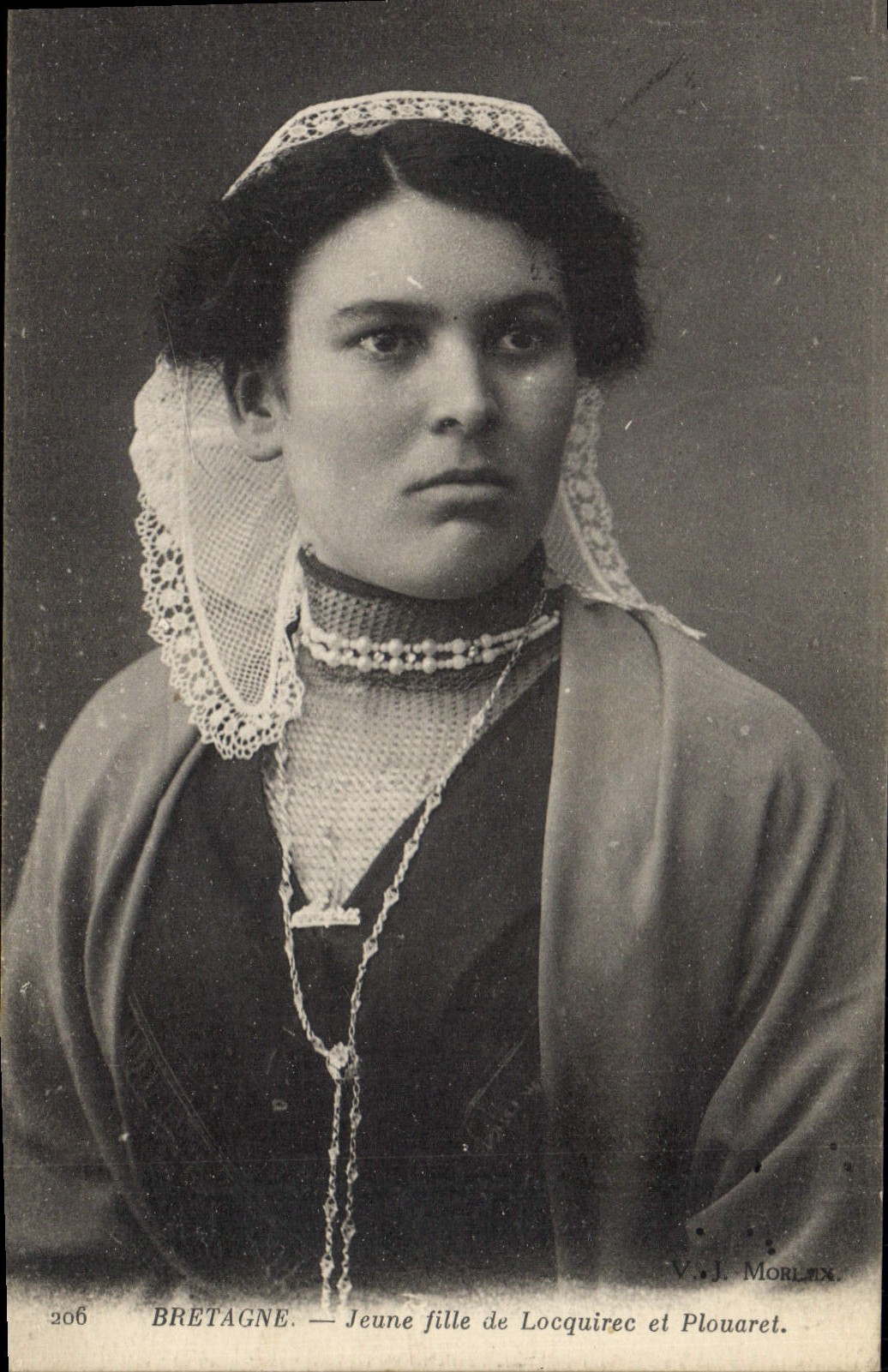 CPA Folklore Jeune fille de Locquirec et Plouaret 