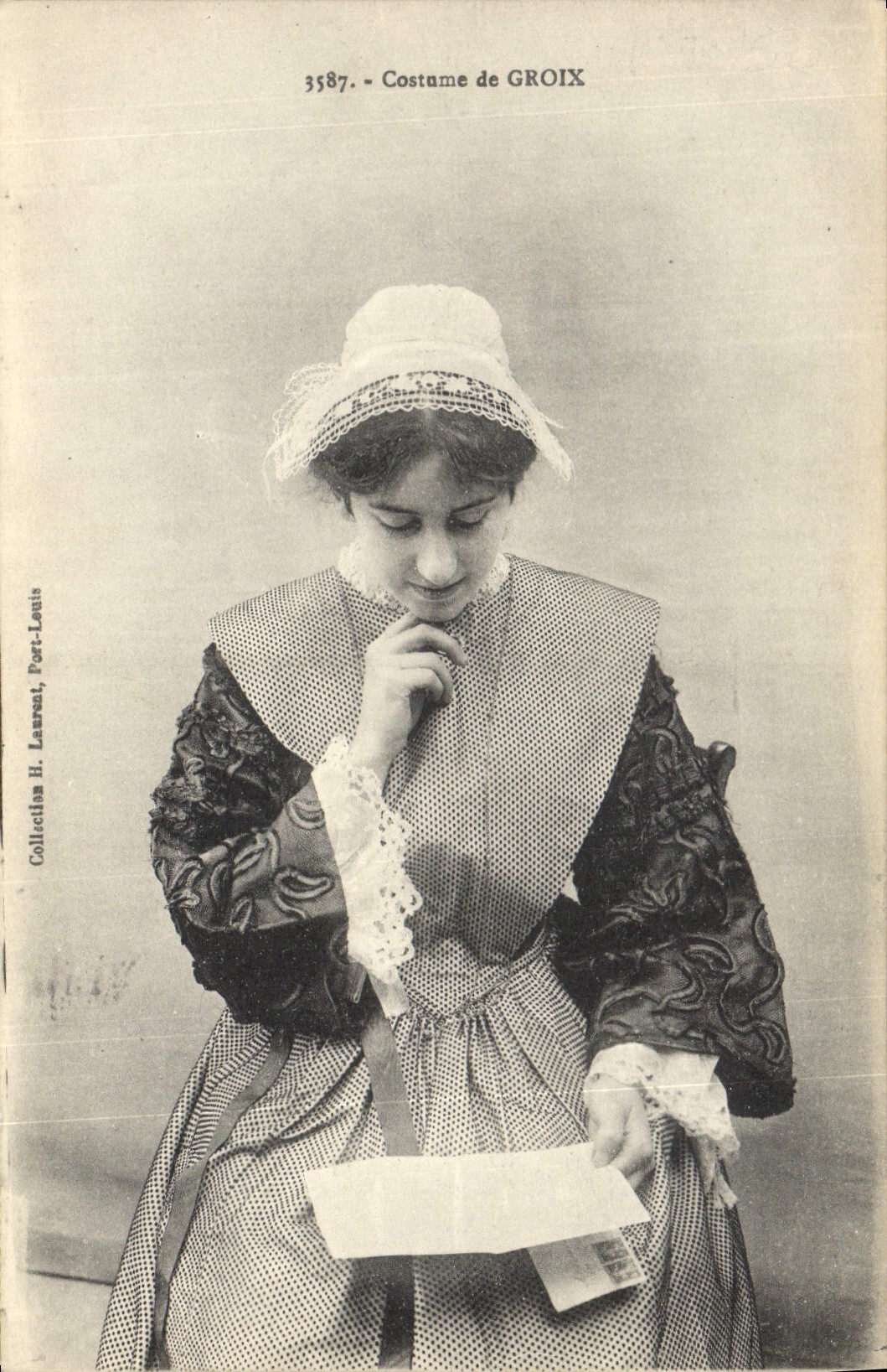 CPA Folklore Costume de Groix 