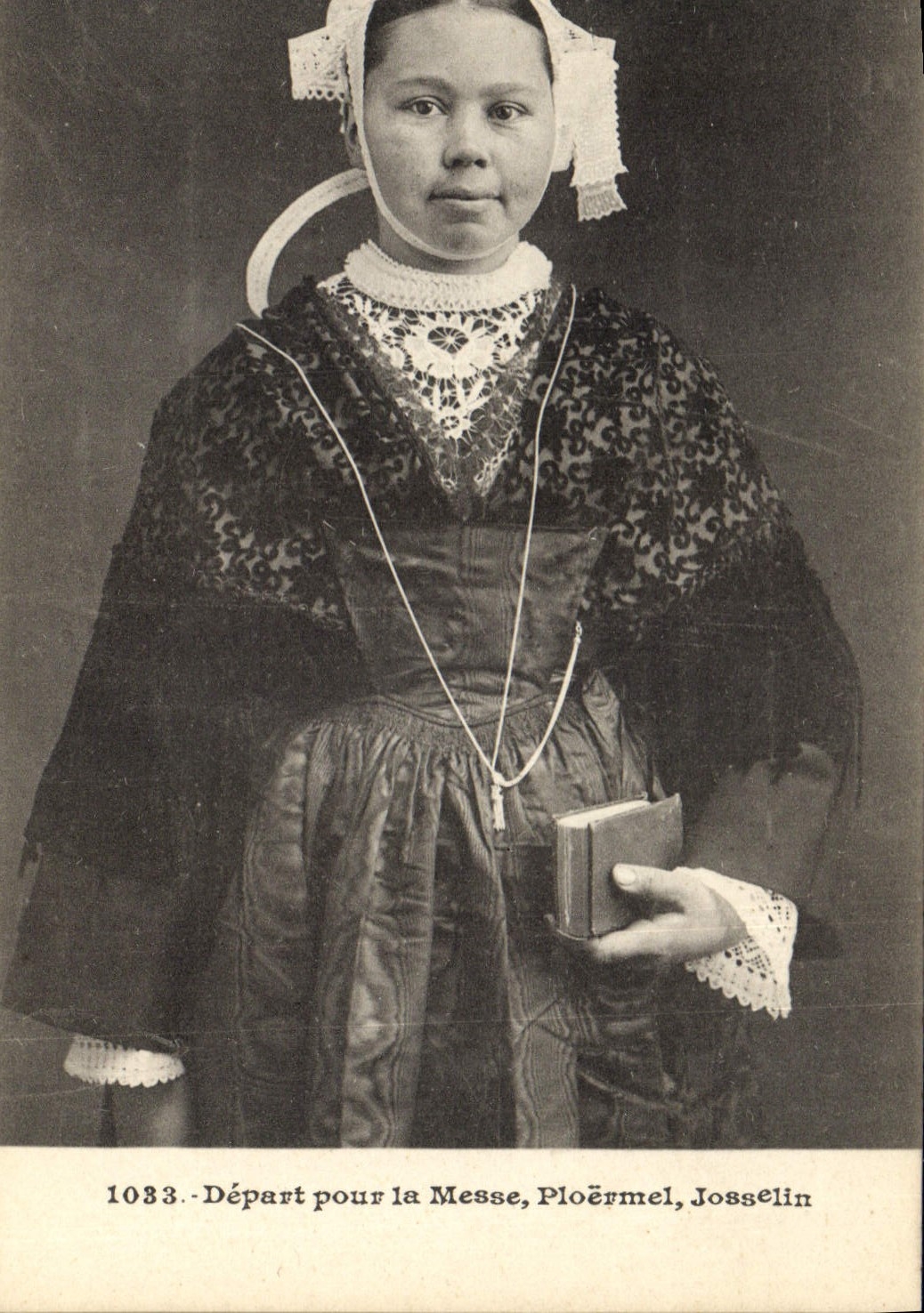 CPA Folklore Depart pour la messe Ploermel Josselin 