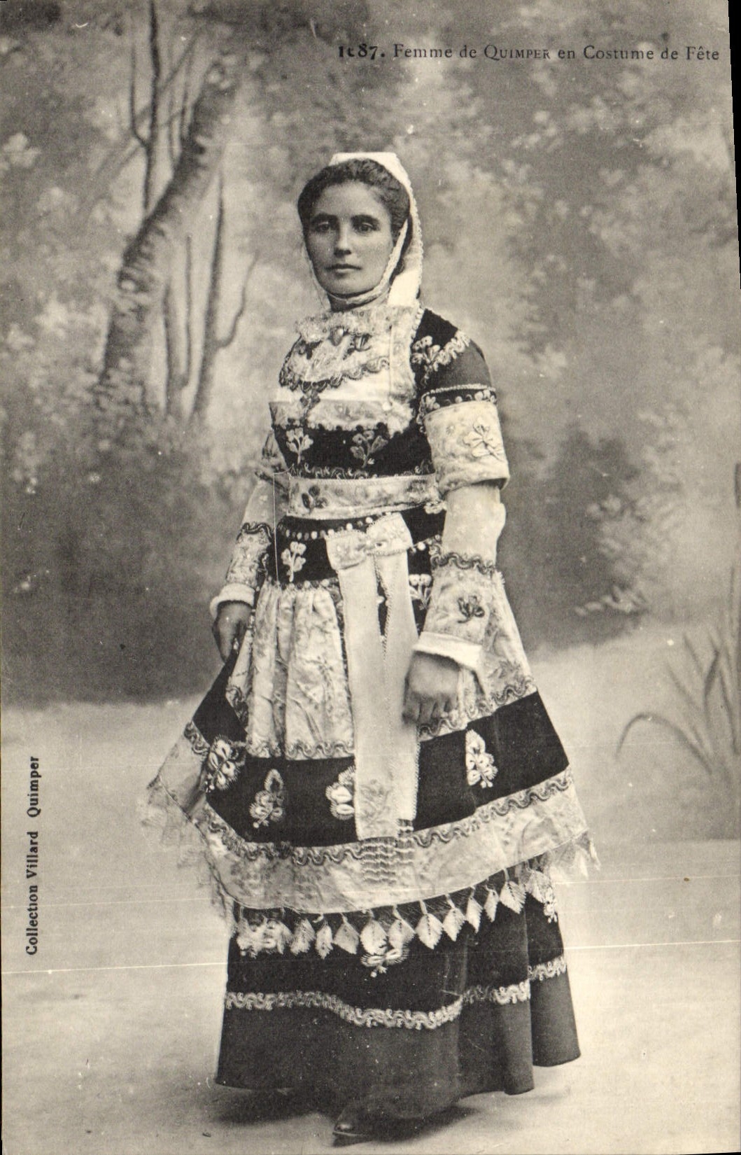 CPA Folklore Femme de Quimper en costume de fete 