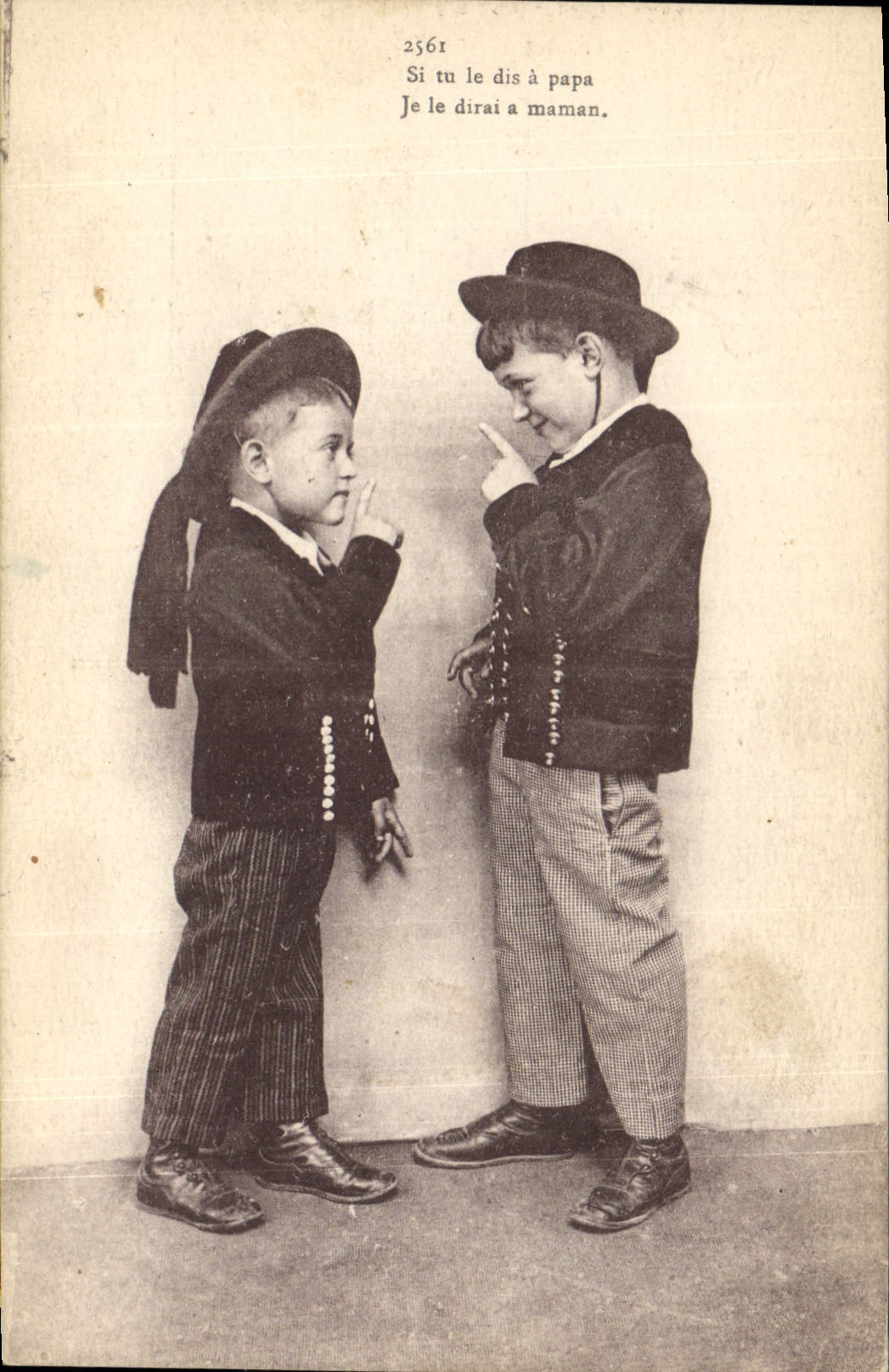 CPA Folklore Enfants Bretagne 