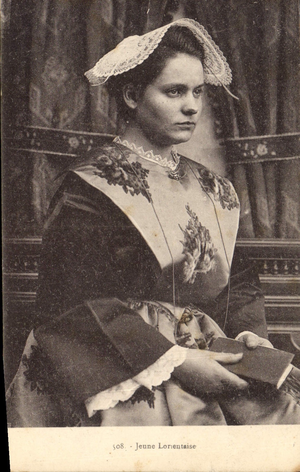 CPA Folklore Jeune Lorientaise 