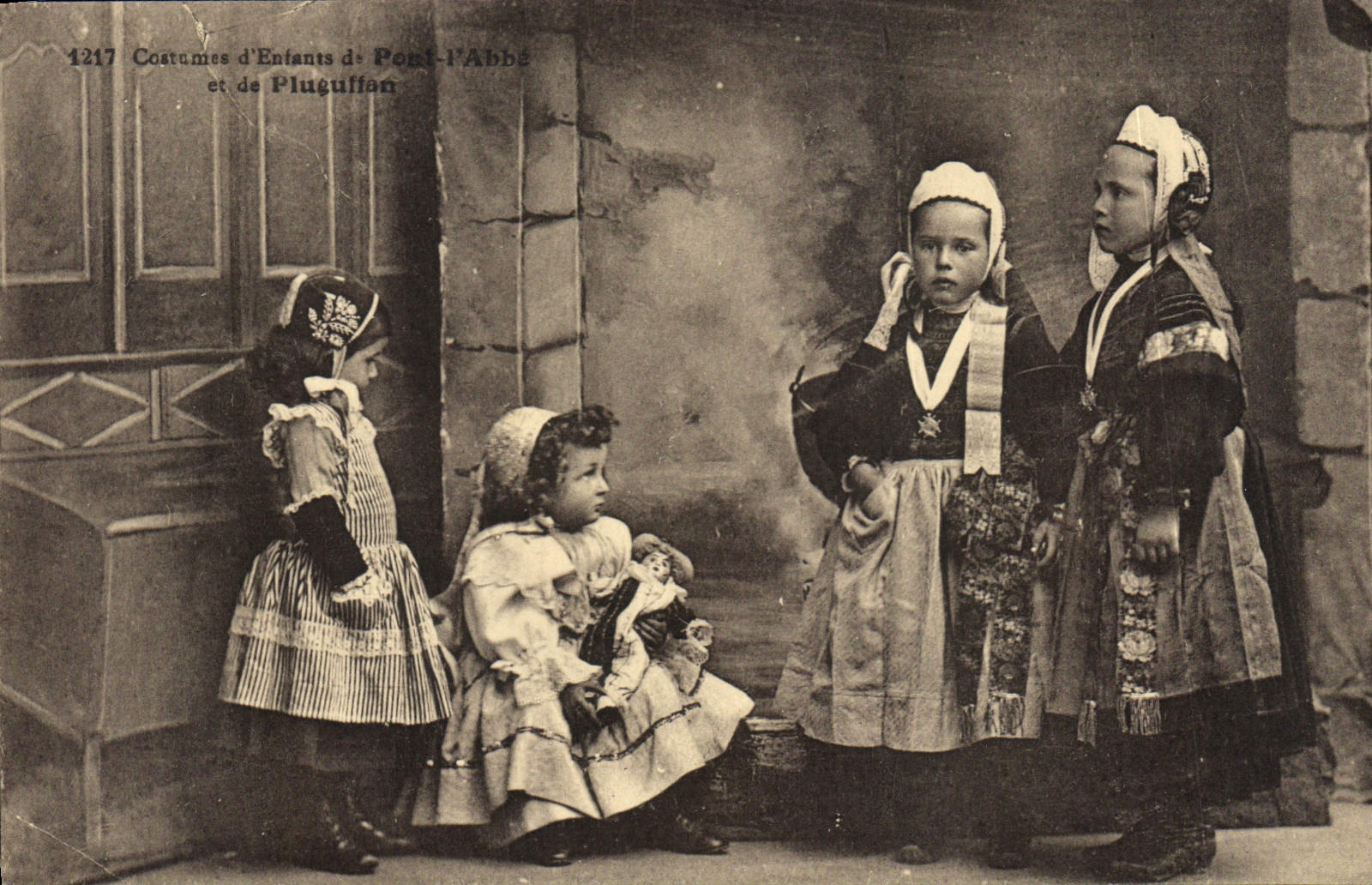 CPA Folklore Costumes d'enfants de Pont L'Abbe et de Pluguffan