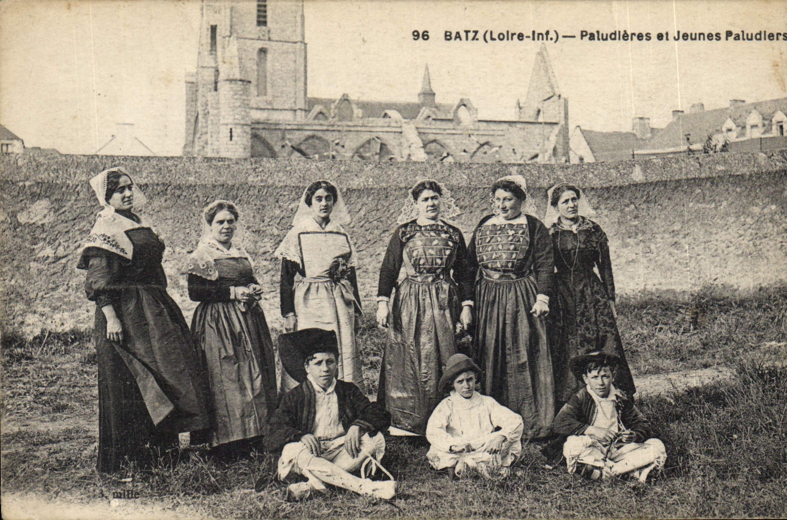 CPA Folklore Batz Paludieres et jeunes paludiers 