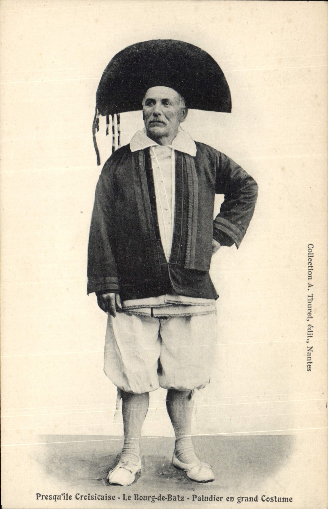 CPA Folklore Presqu'Ile Croisicaise le Bourg de Batz Paludier en grand costume 