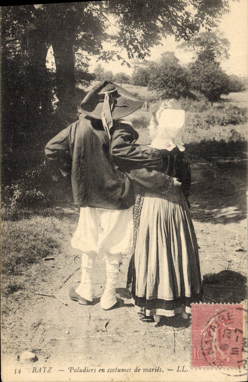 CPA Folklore Batz Paludiers en costumes de maries Mariage 