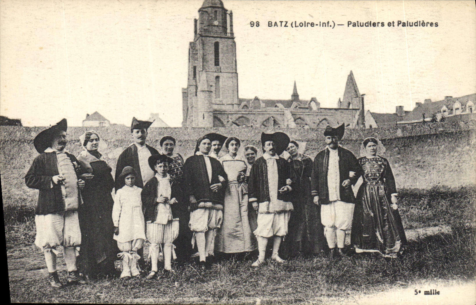CPA Folklore Batz Paludieres et jeunes paludiers 