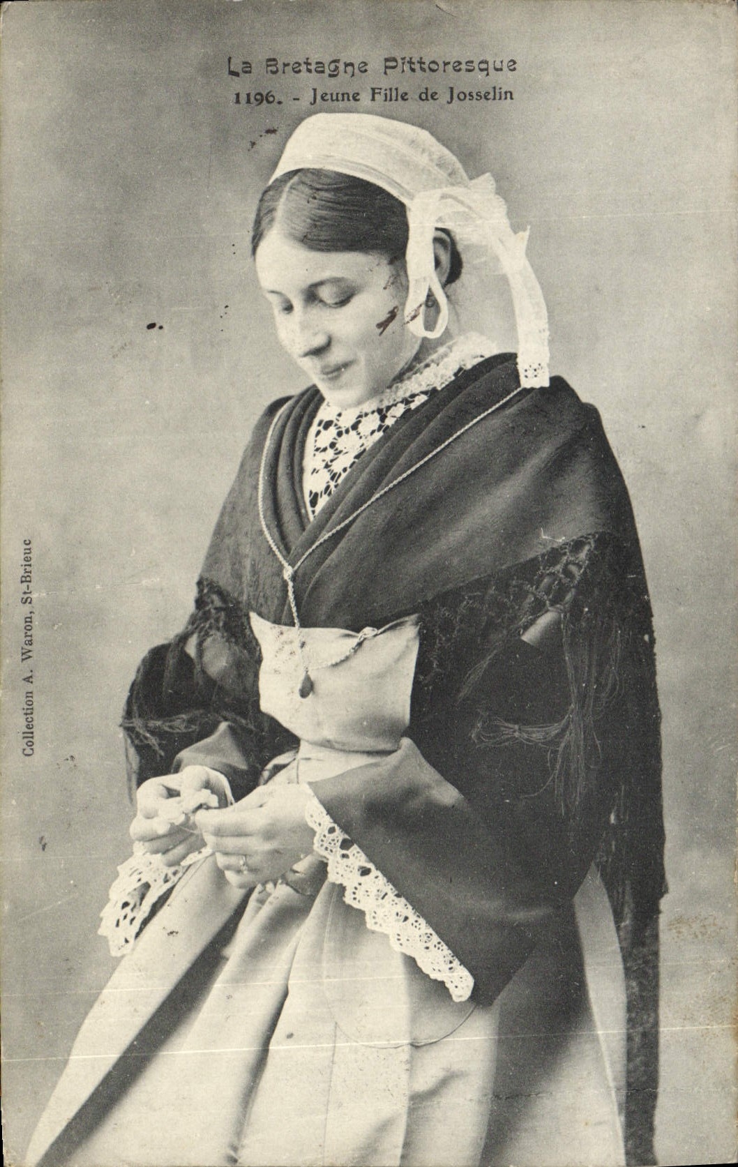 CPA Folklore Jeune fille de Josselin 