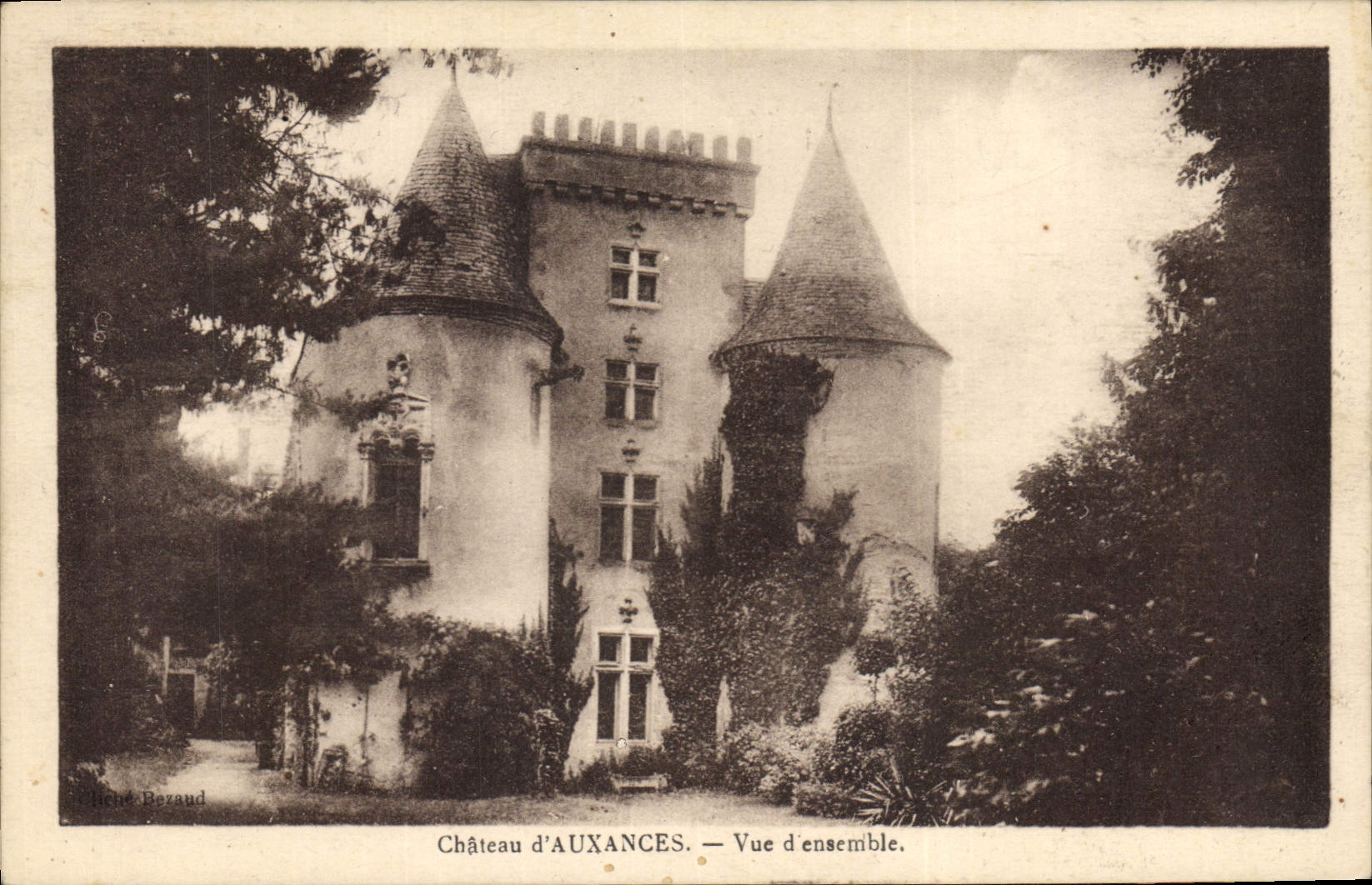 CPA Chateau d'Auxances Vue d'ensemble 