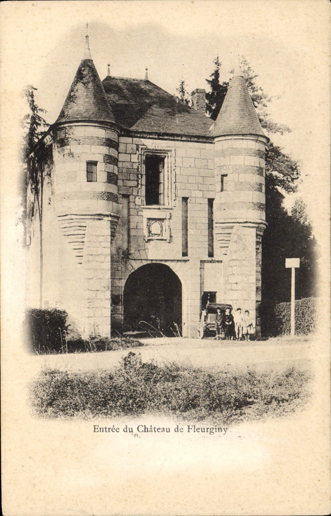CPA Entree du Chateau de Fleurginy Enfants 