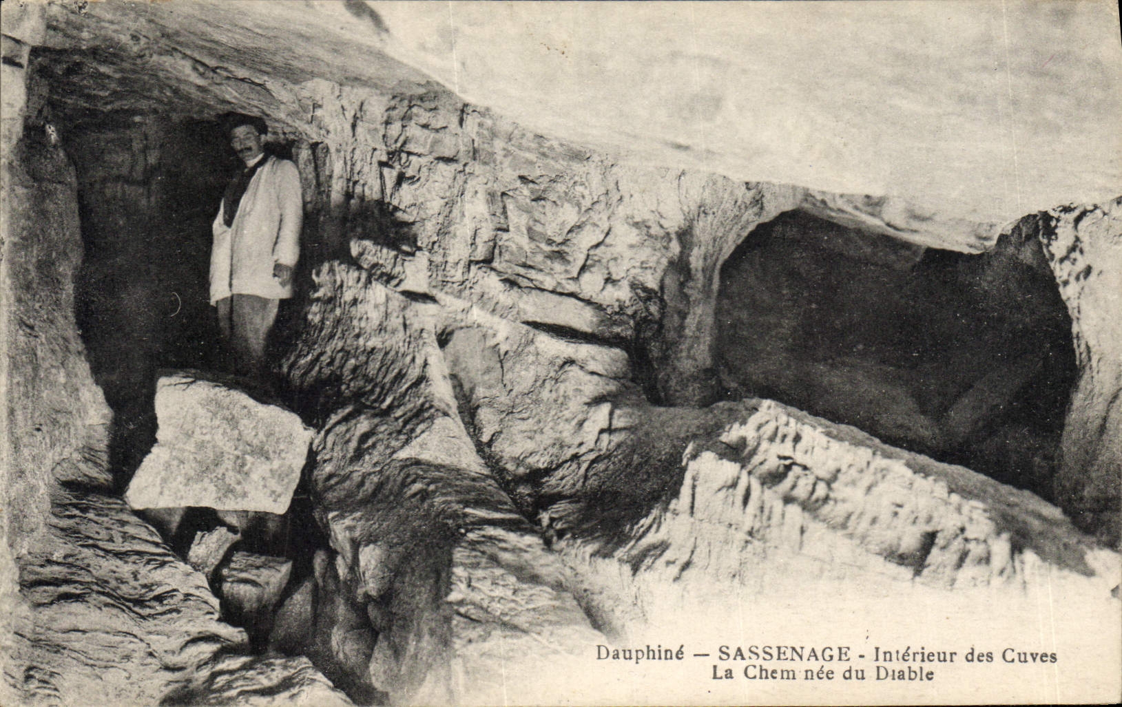 CPA Grotte Grottes Sassenage Interieur des cuves La cheminee du diable