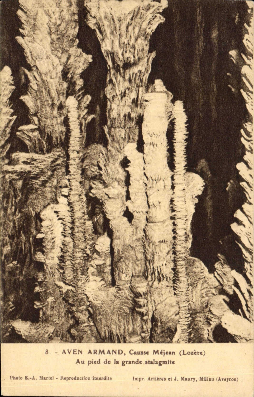 CPA Grotte Grottes Aven Armand Causse Mejean Lozere Au pied de la grande stalagmite 