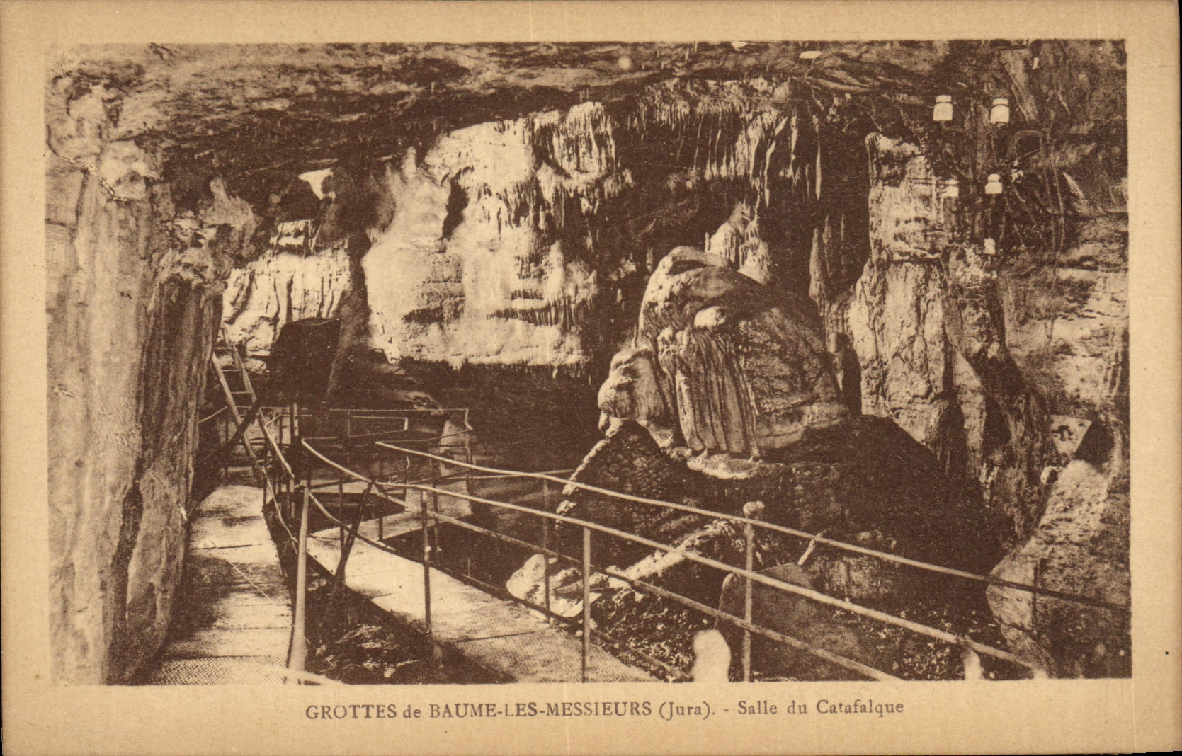 CPA Grotte Grottes de Baume les Messieurs Salle du Catafalque