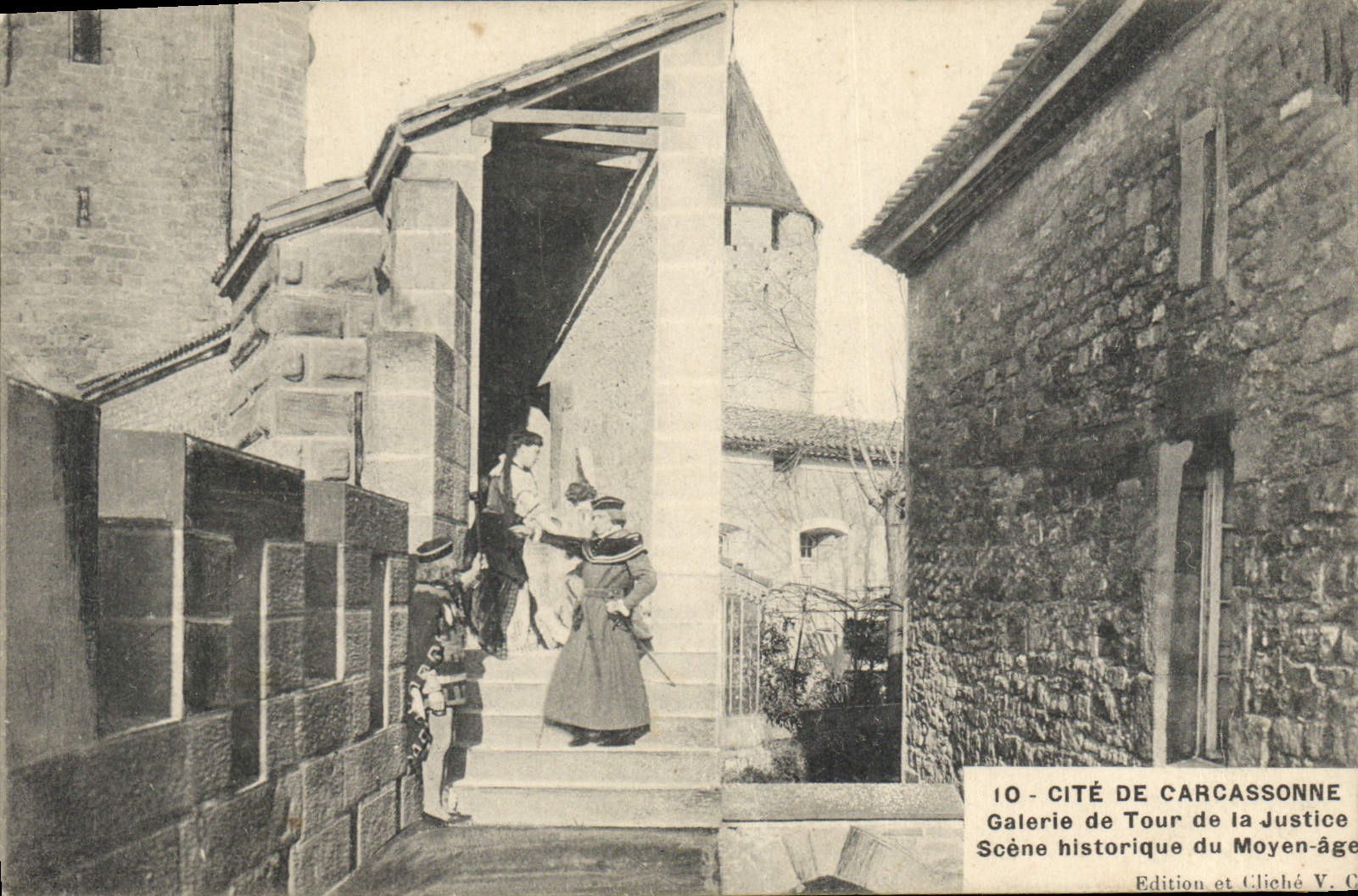 CPA Cite de Carcassonne Galerie de tour de la justice Scene historique du Moyen Age  