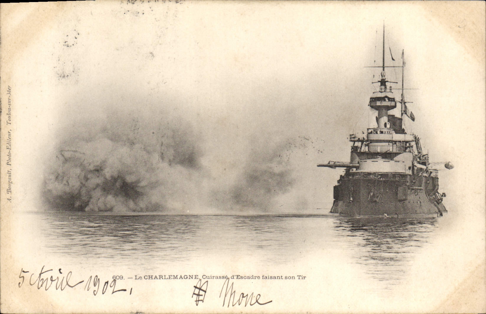 CPA Bateau de Guerre Le Charlemagne Cuirasse d'escadre faisant son tir 