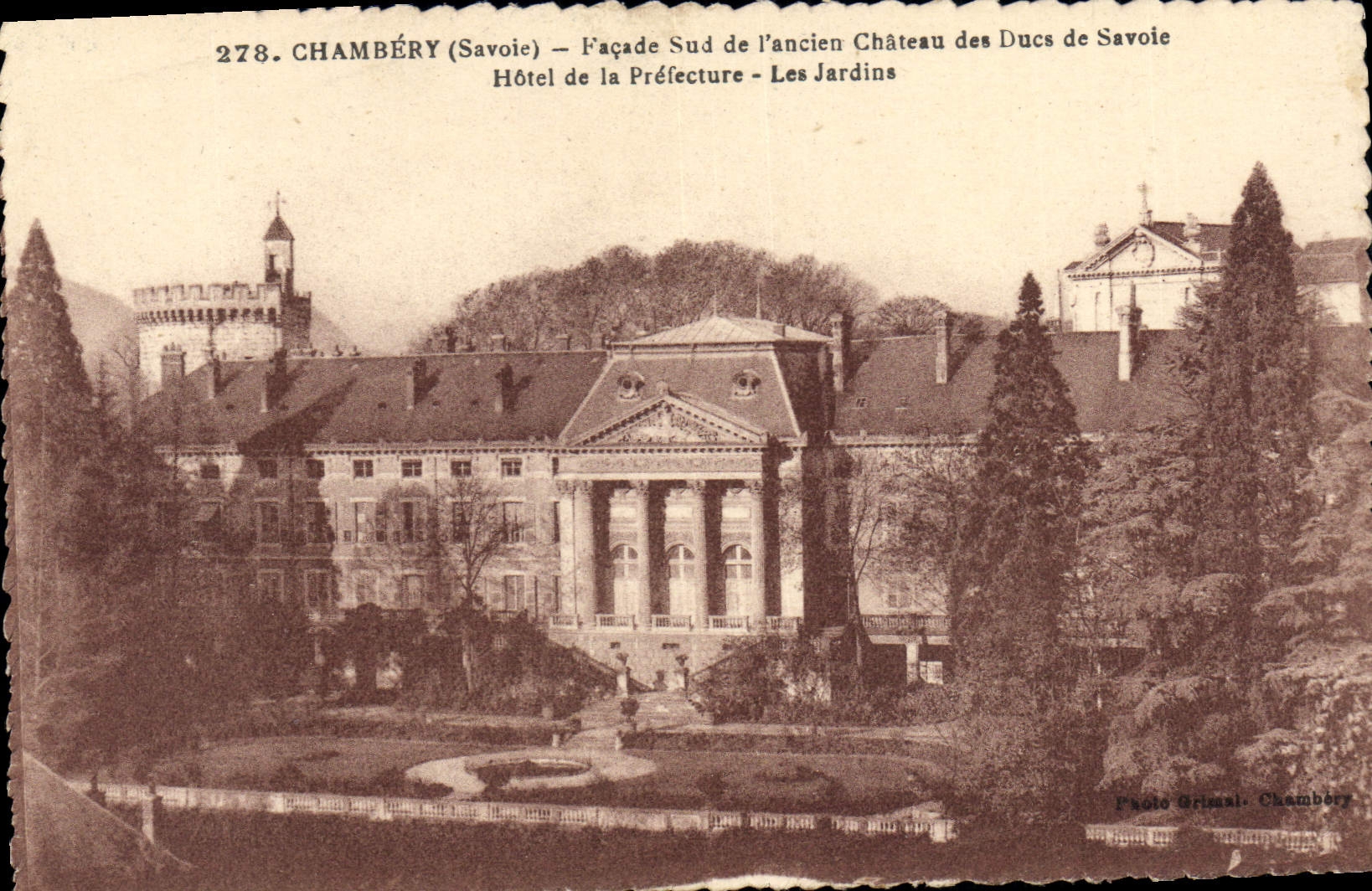 CPA Chambery Facade Sud de l'ancien chateau des Ducs de Savoie Hotel de la Prefecture Les jardins