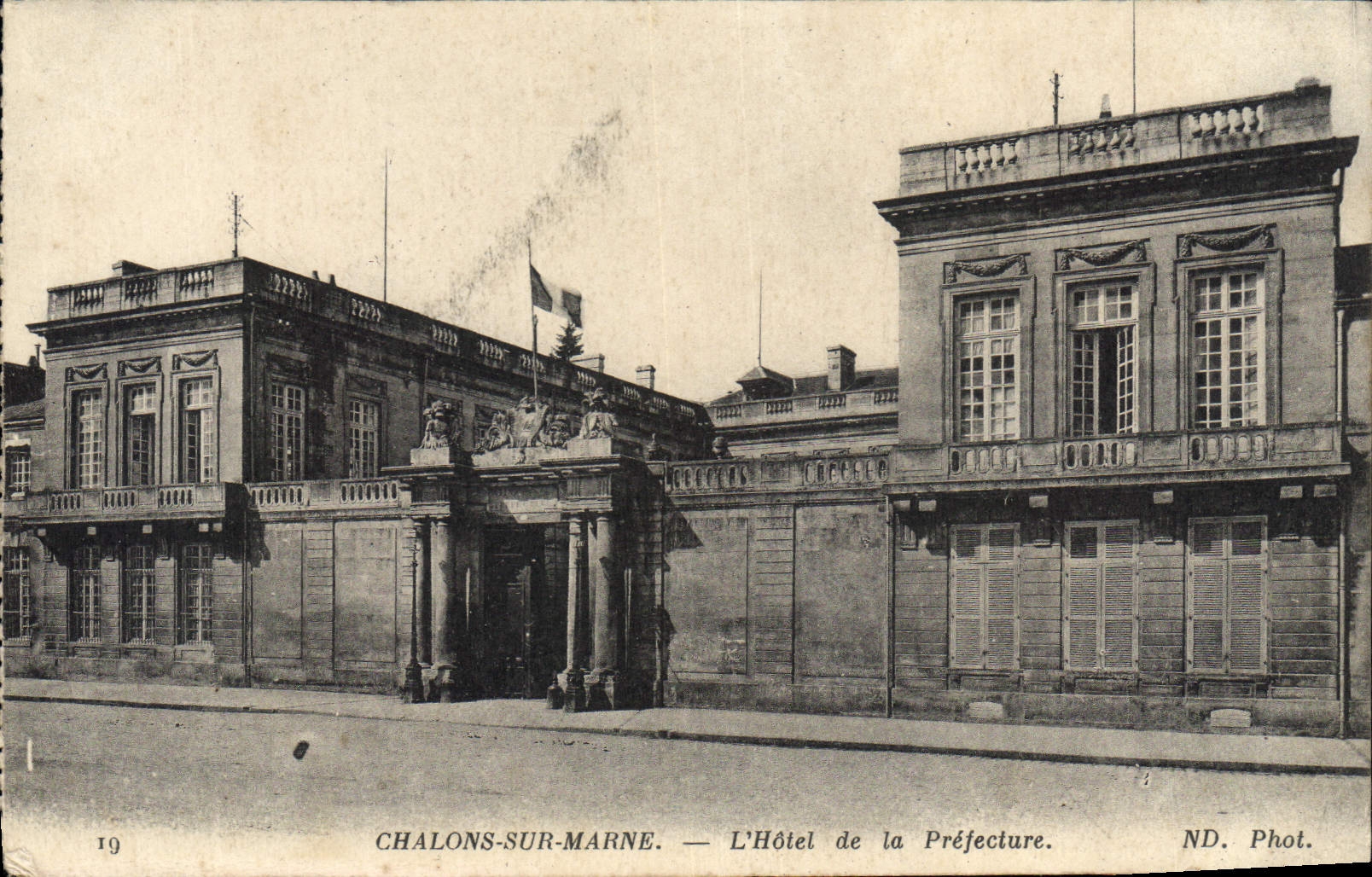 CPA Chalons sur Marne L'hotel de la Prefecture