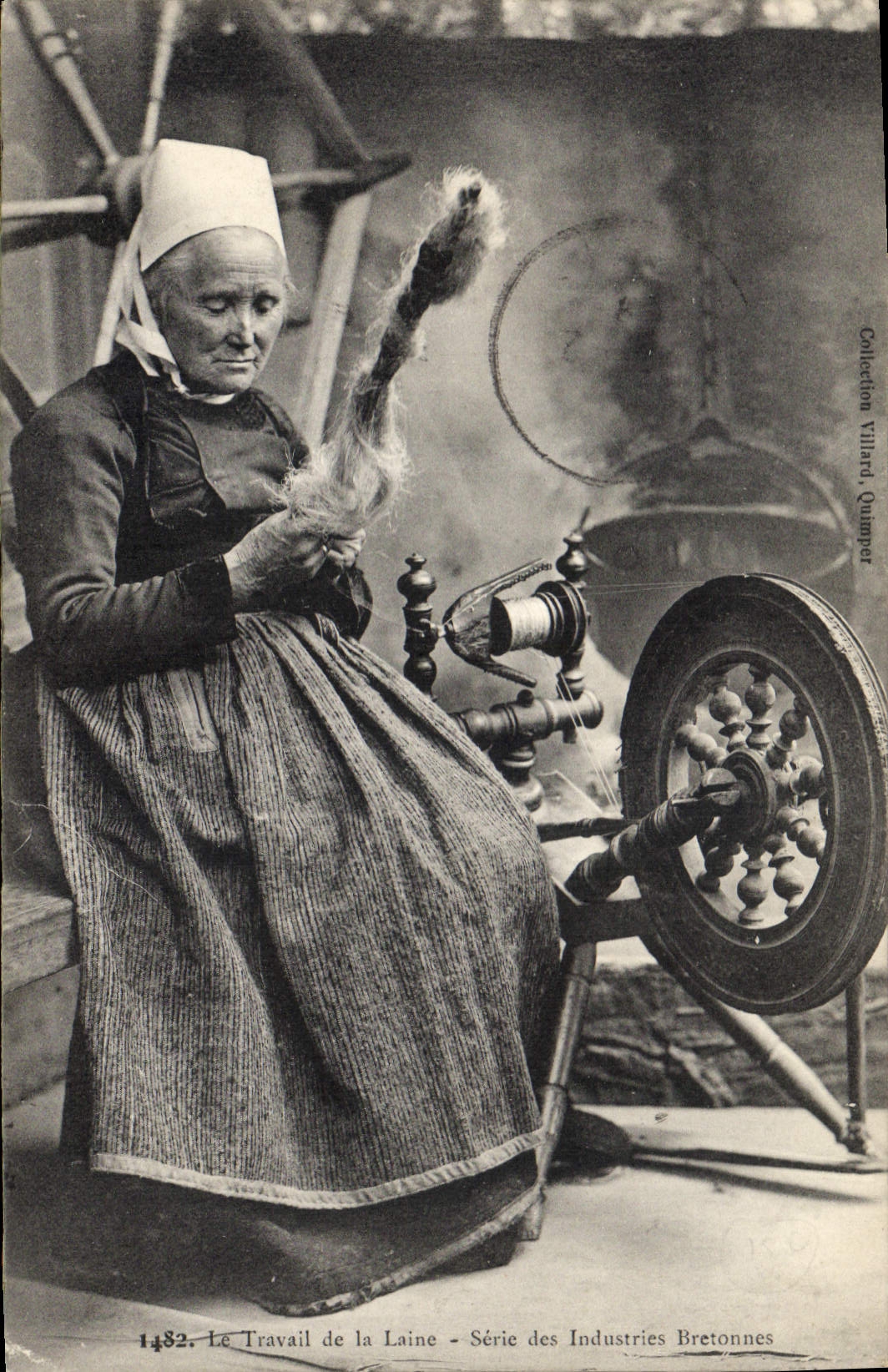 CPA Folklore Le travail de la laine Serie des industries bretonnes