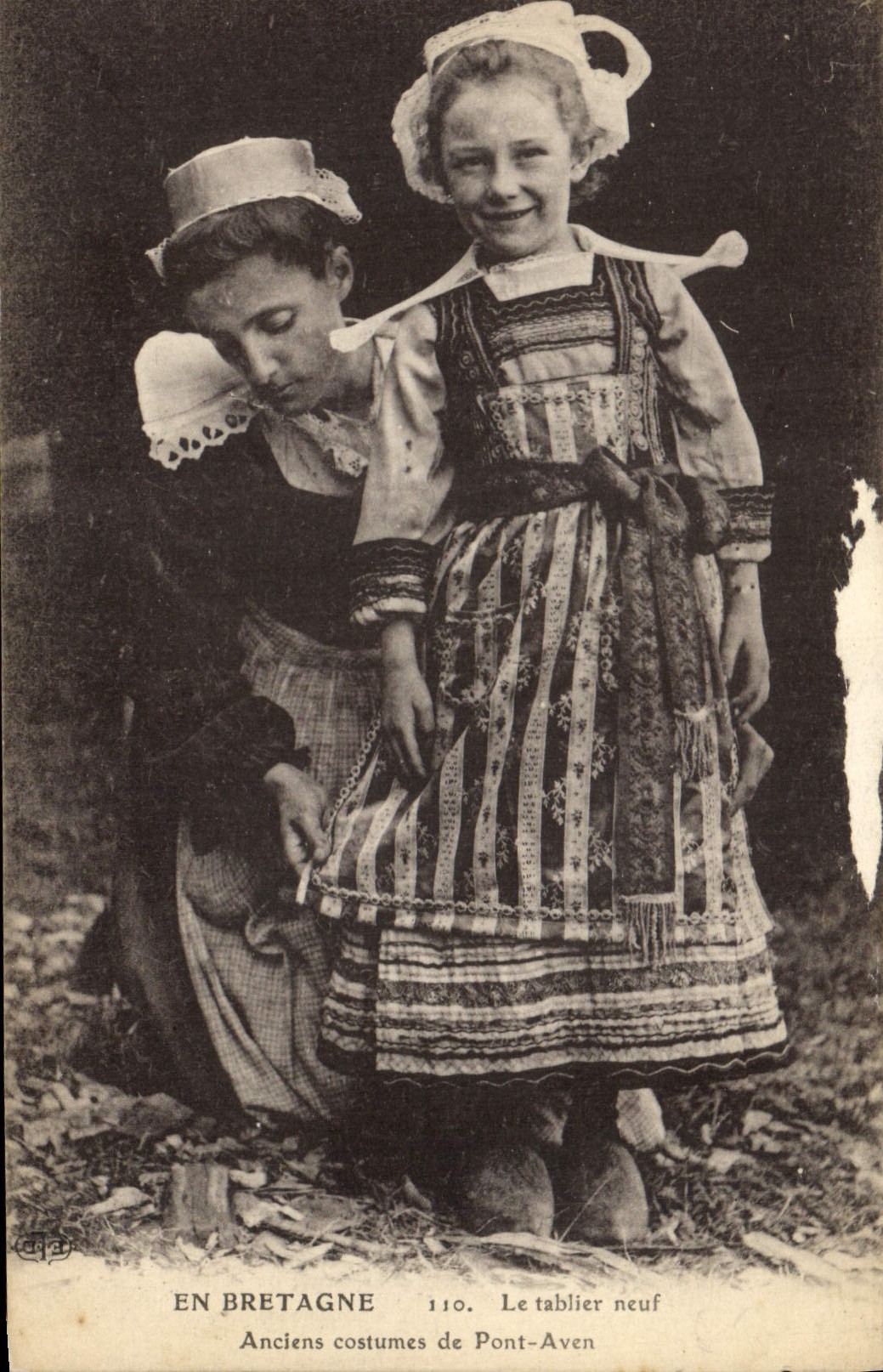 CPA Folklore Bretagne Le tablier neuf Anciens costumes de Pont Aven Enfant