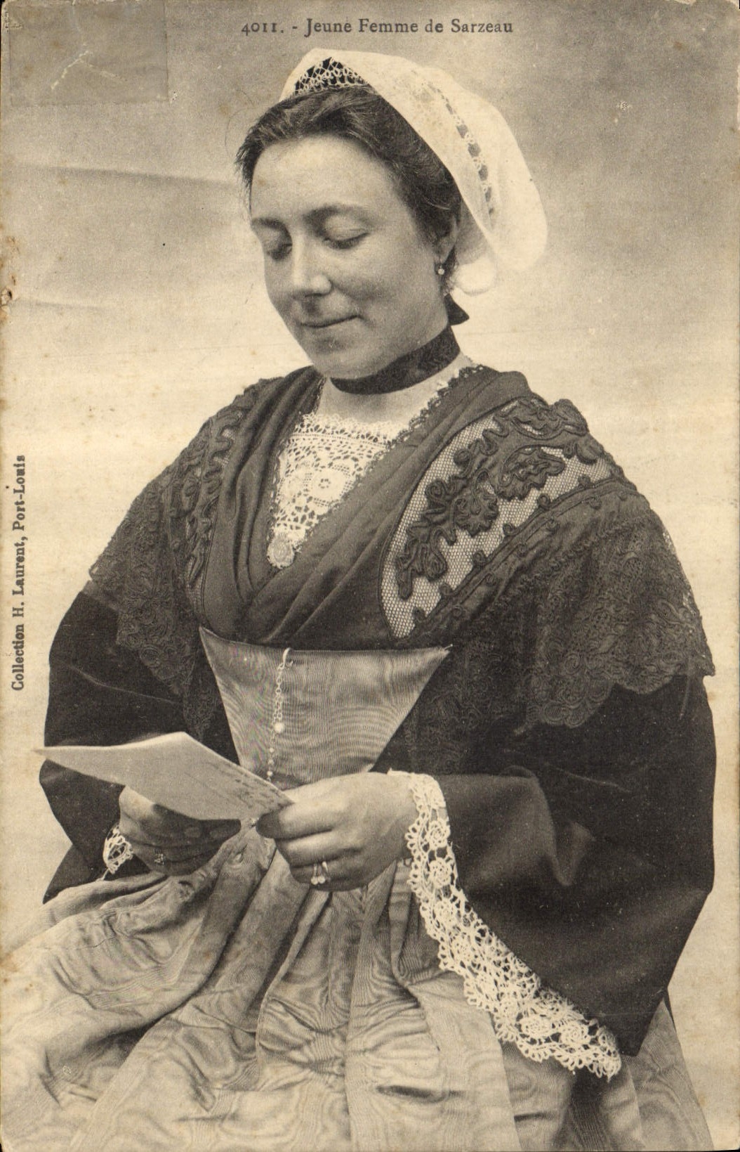 CPA Folklore Jeune femme de Sarzeau