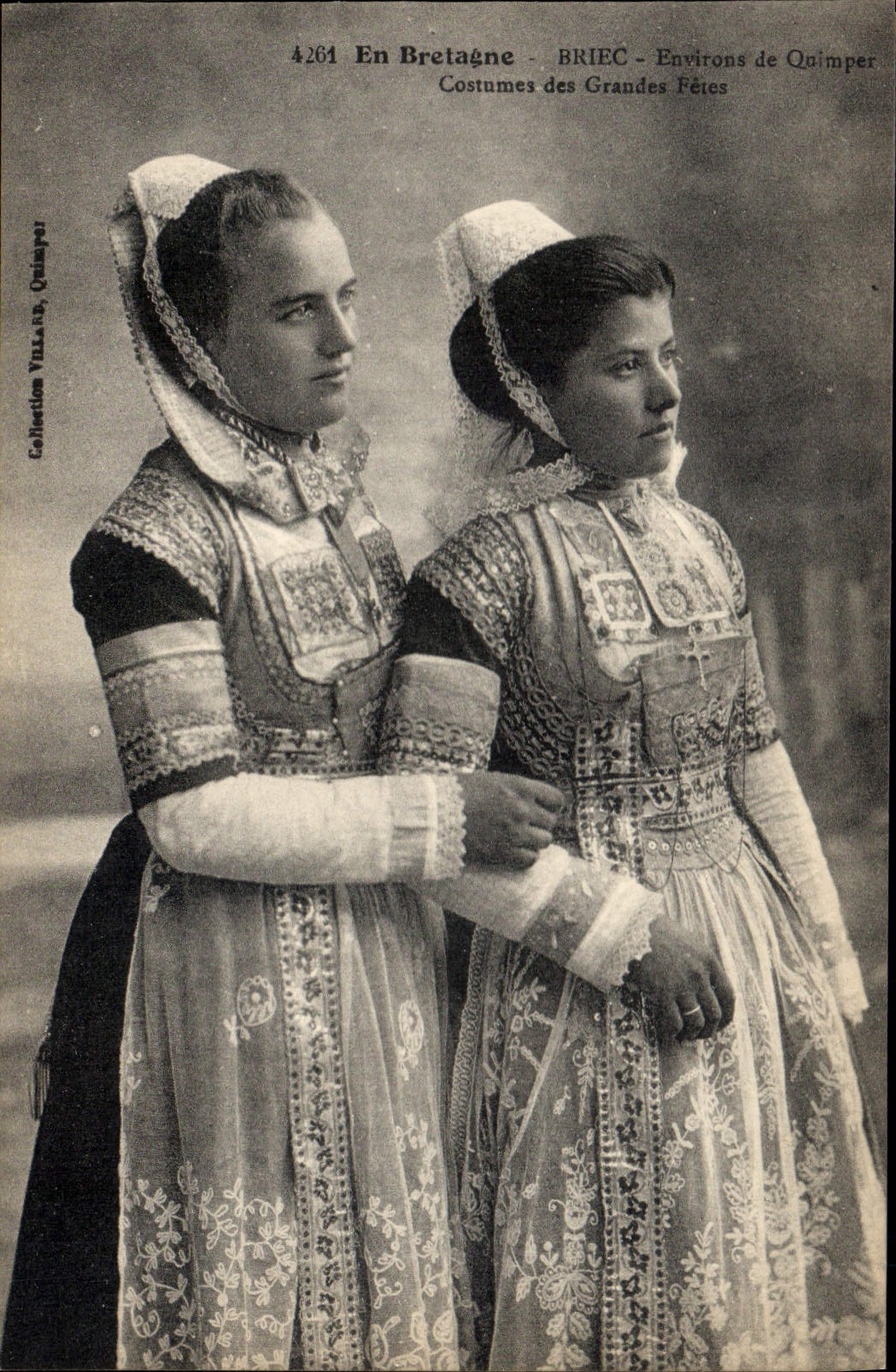 CPA Folklore Briec Environs de Quimper Costumes des grandes fetes 