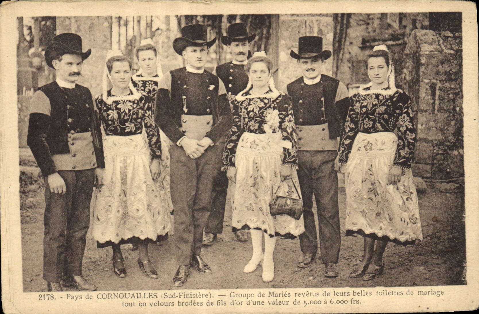 CPA Folklore pays de Cornouailles Groupe de Maries Mariage