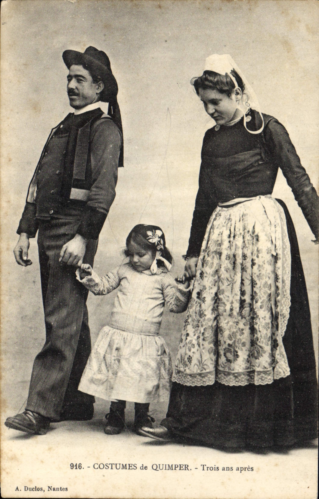 CPA Folklore Costumes de Quimper Trois ans apres Enfant