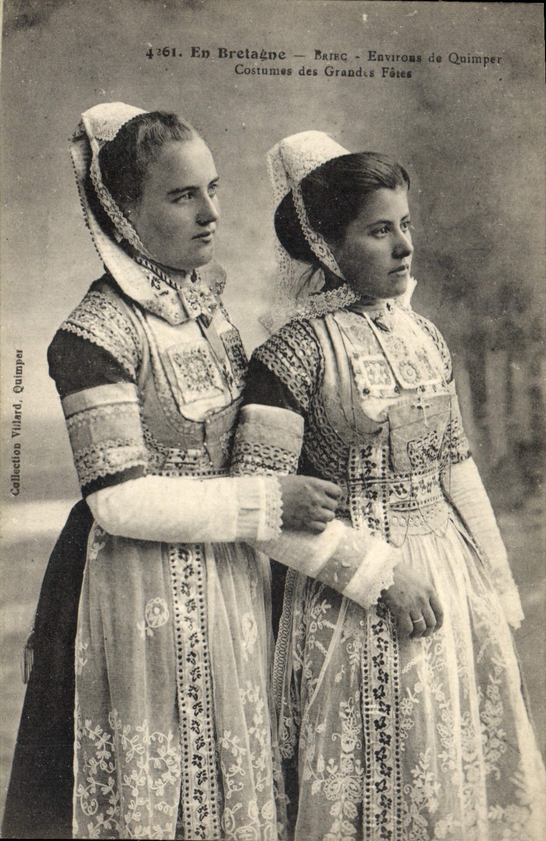 CPA Folklore Briec Environs de Quimper Costumes des grandes fetes