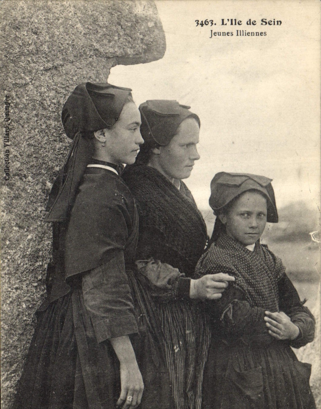 CPA Folklore L'Ile de Sein Jeunes Illiennes