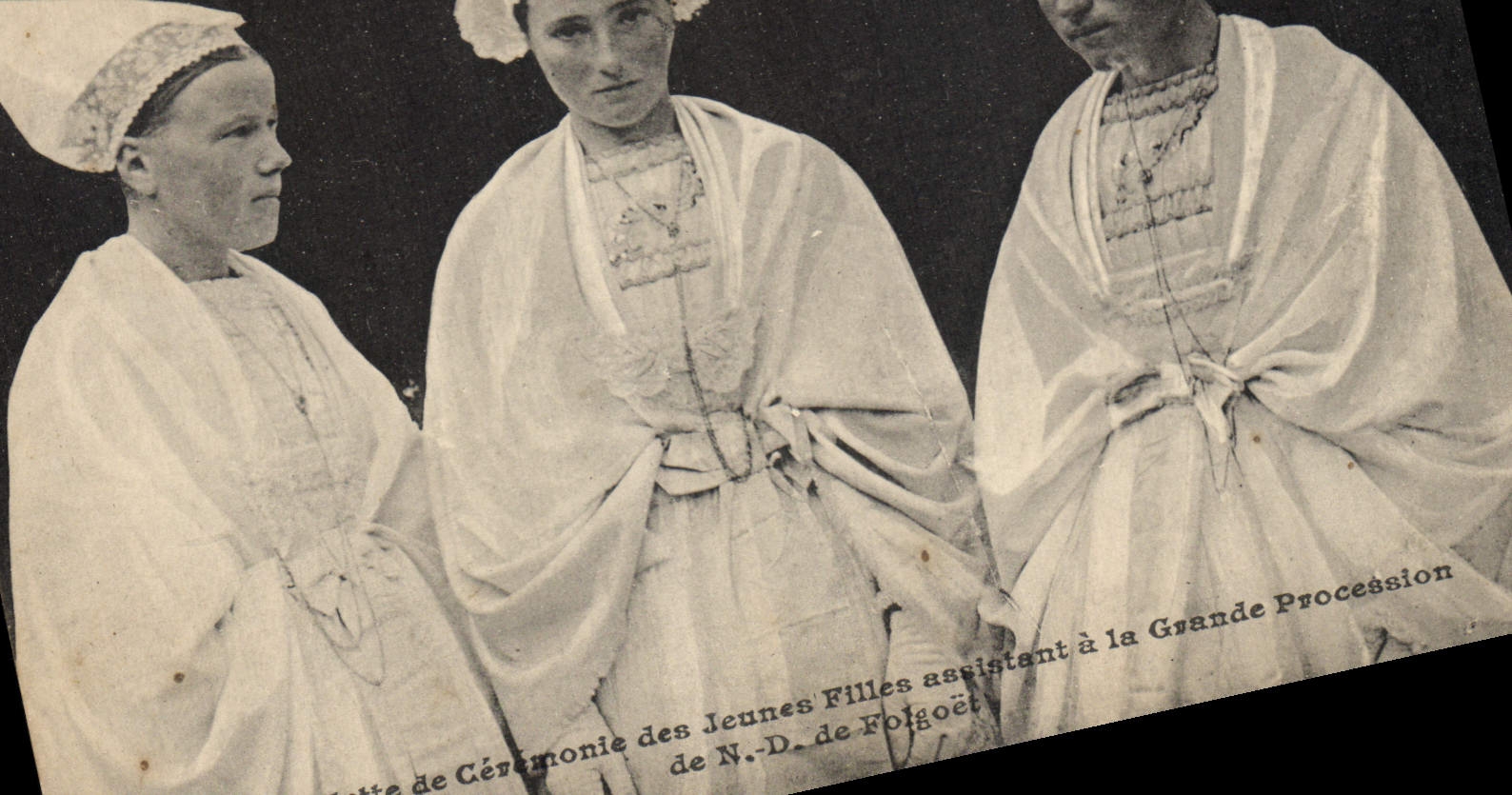 CPA Folklore Toilette de Ceremonie des jeunes filles assistant a la Grande Procession de ND du Folgo