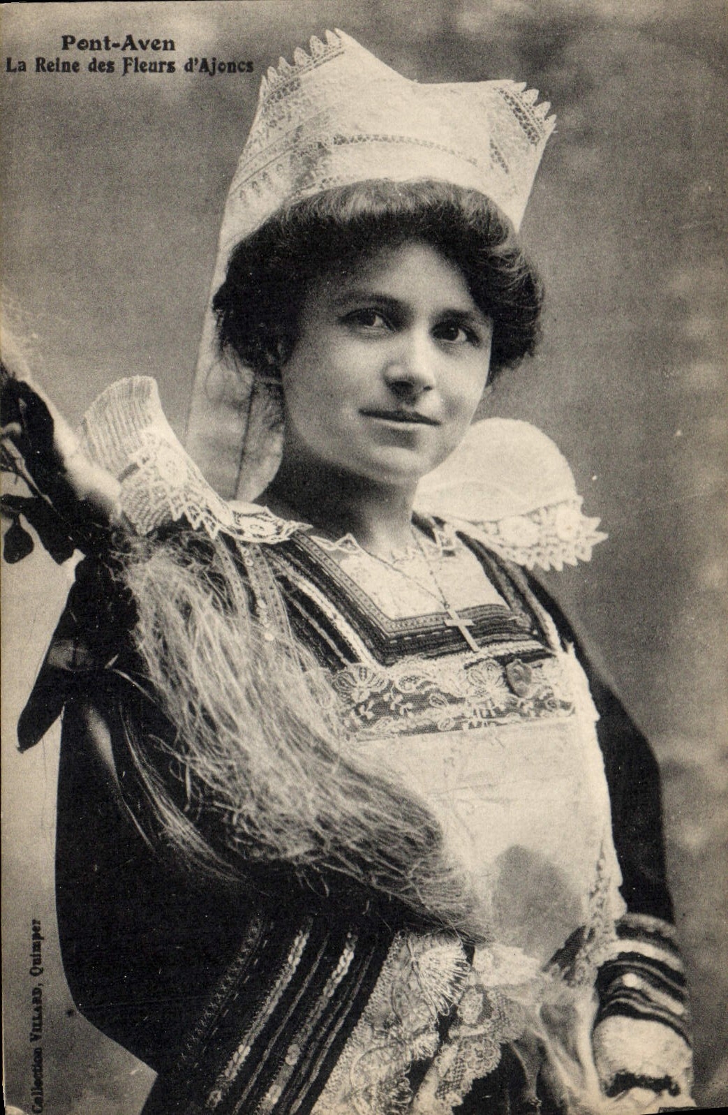 CPA Folklore Pont Aven La reine des fleurs d'ajoncs