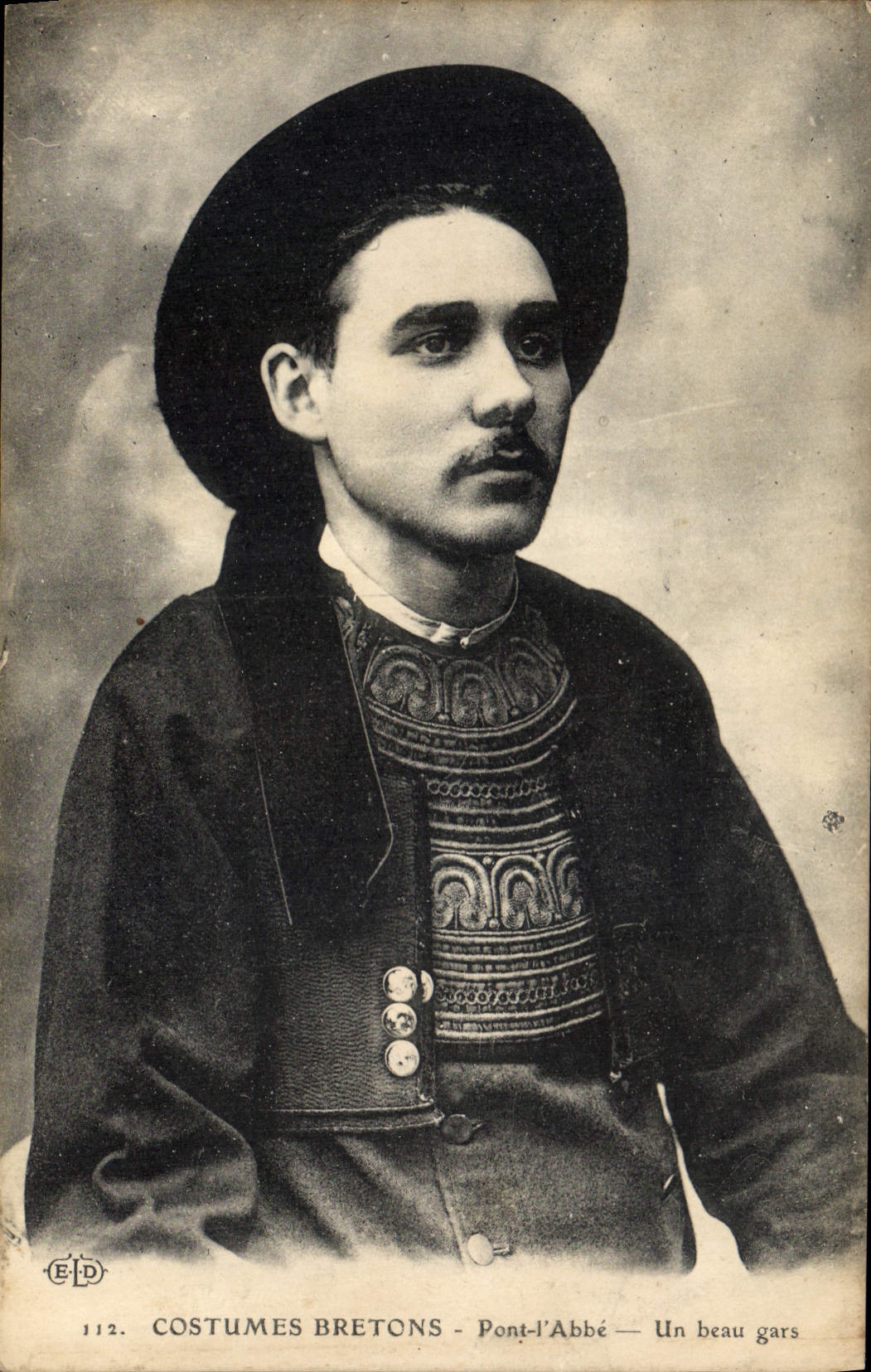 CPA Folklore Pont L'Abbe Un beau gars