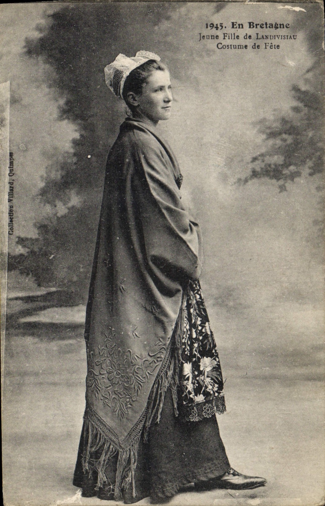 CPA Folklore Jeune fille de Landivisiau Costume de fete