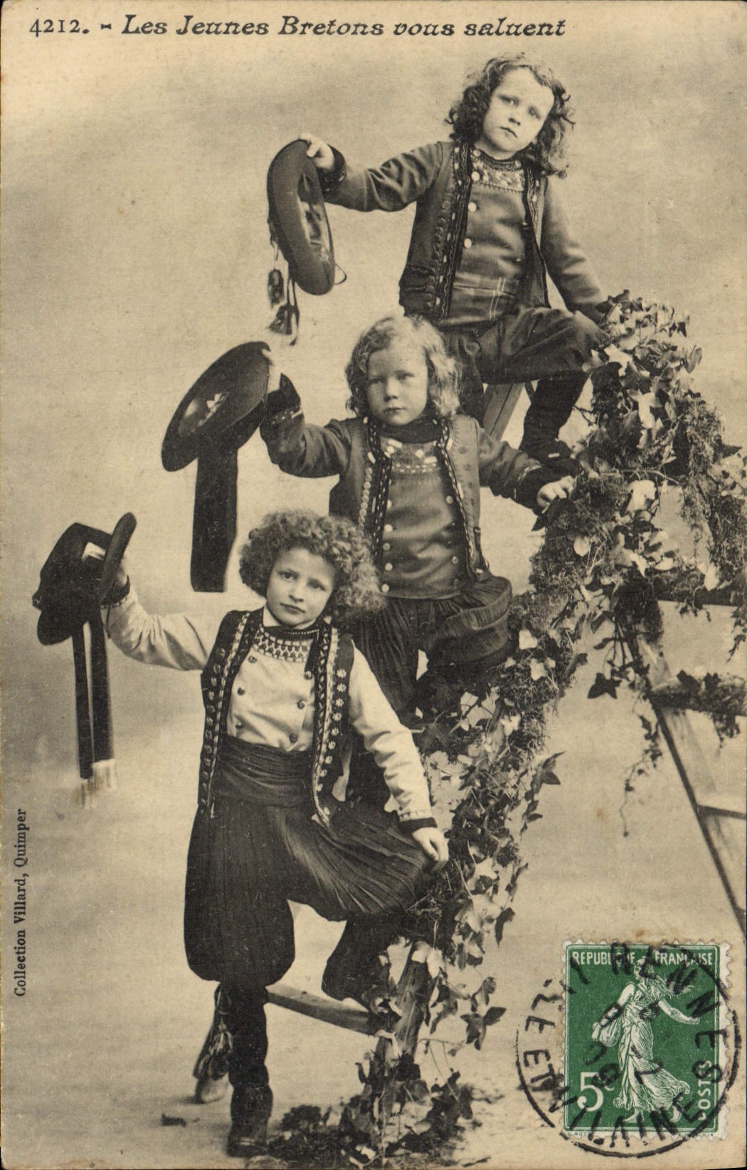 CPA Folklore Les jeunes bretons vous saluent