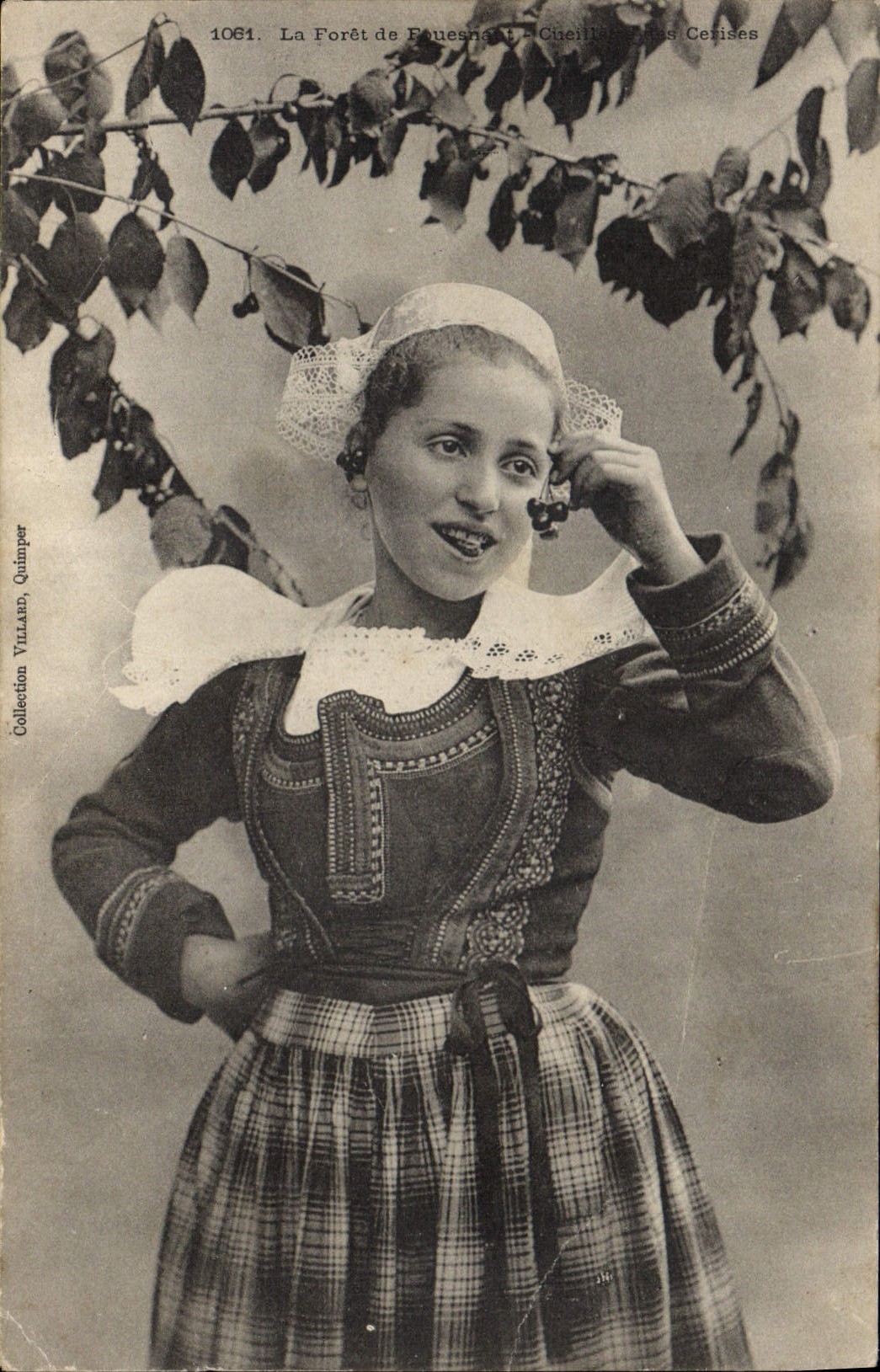 CPA Folklore La Foret de Fouesnant Cerises