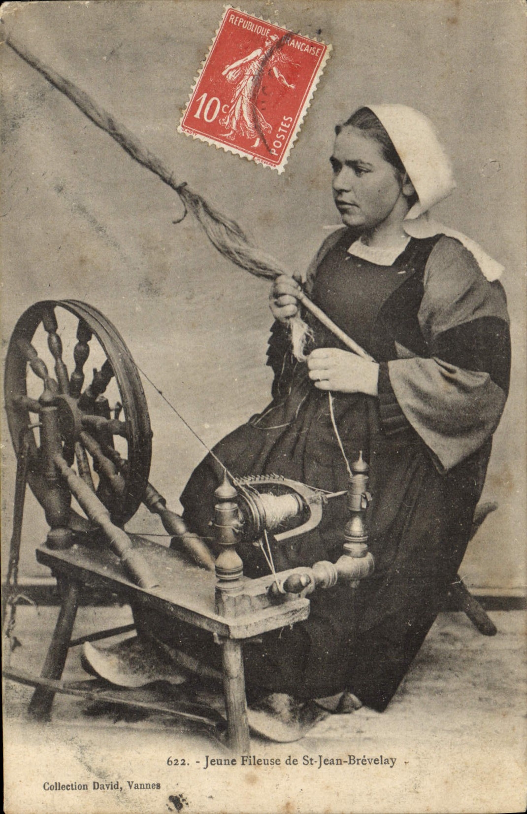 CPA Folklore Jeune fileuse de St Jean Brevelay