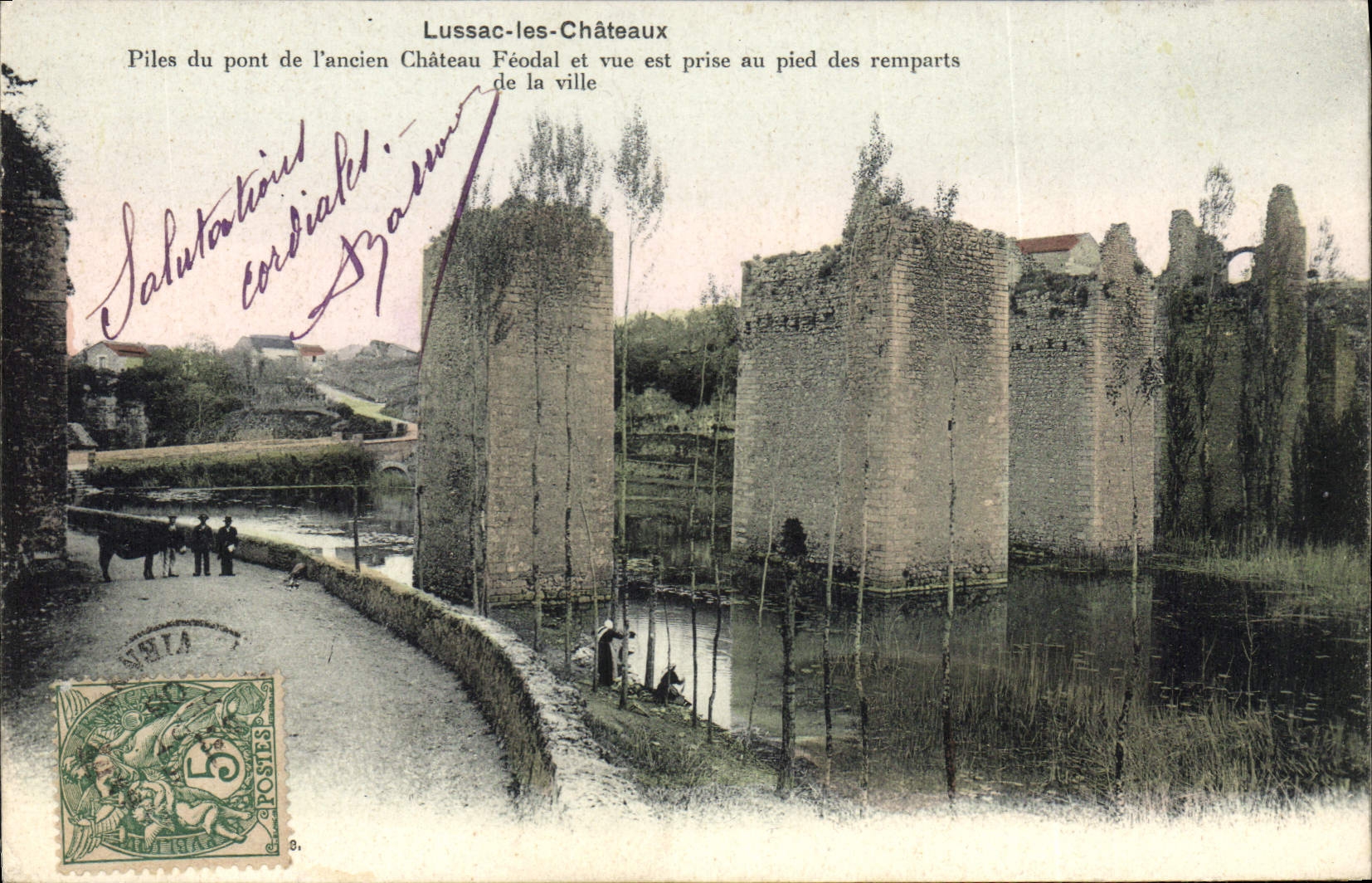 CPA Chateau Lussac les Chateaux Piles du pont de l'ancien chateau et vue est prise au pied des rempa